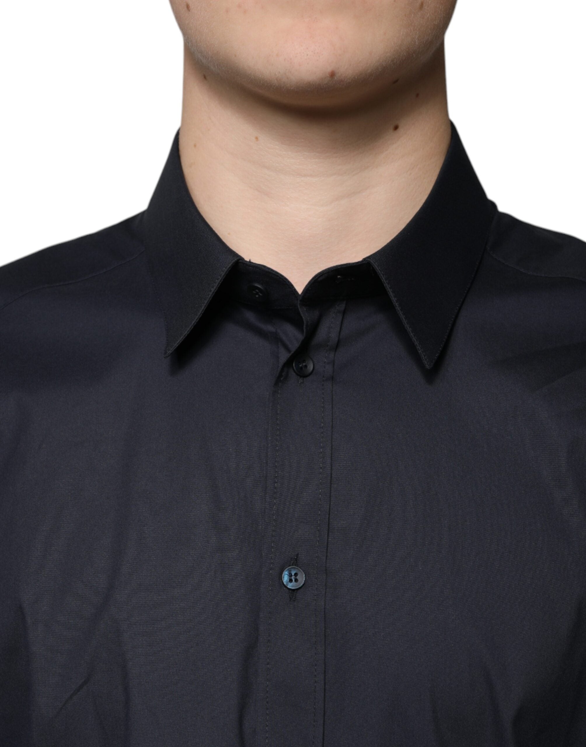 Chemise formelle noire en coton mélangé Dolce & Gabbana avec détails dorés, vue de face sur un mannequin.
