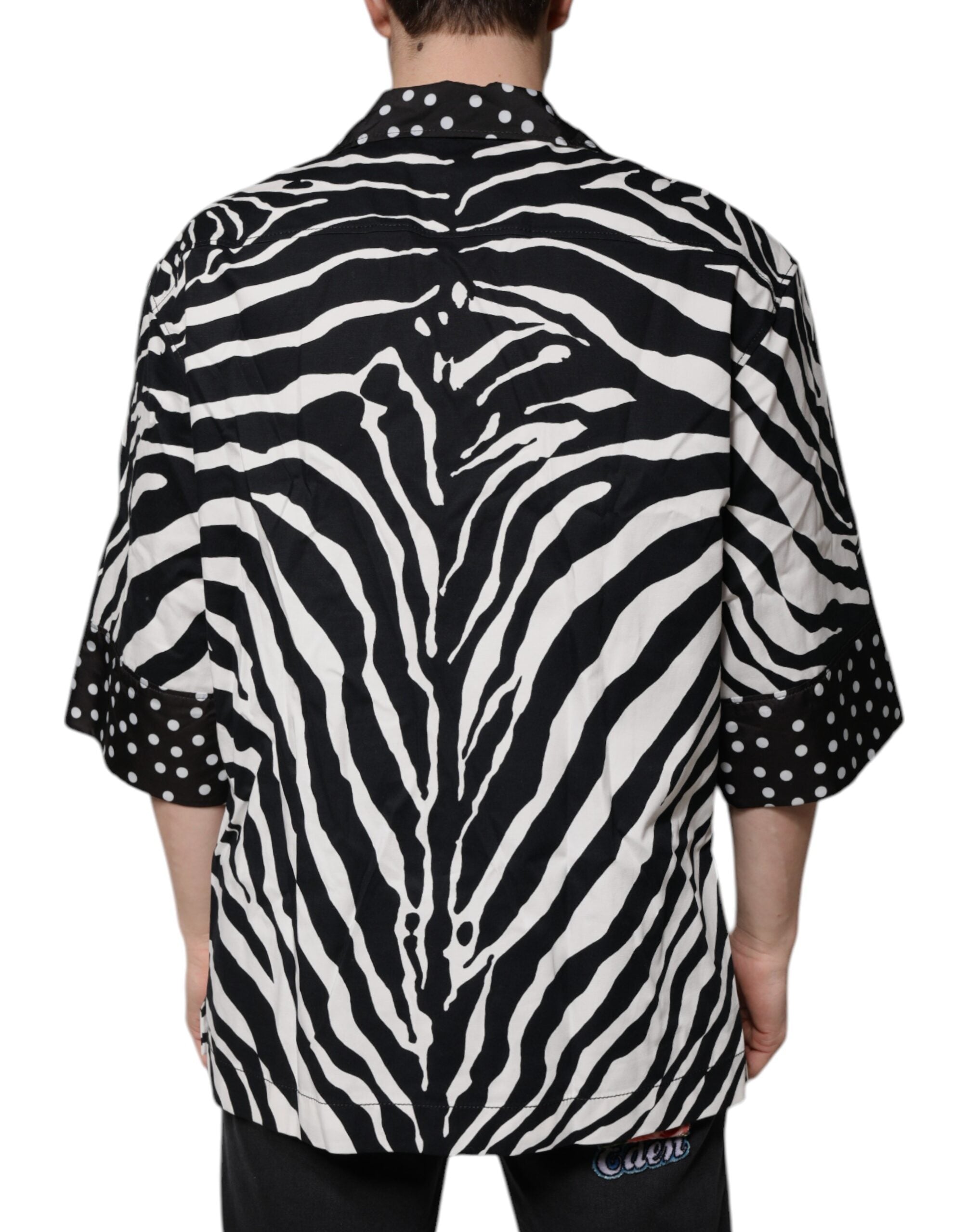 Chemise oversize à boutons Dolce & Gabbana en noir et blanc avec motif zèbre, style décontracté et tendance.