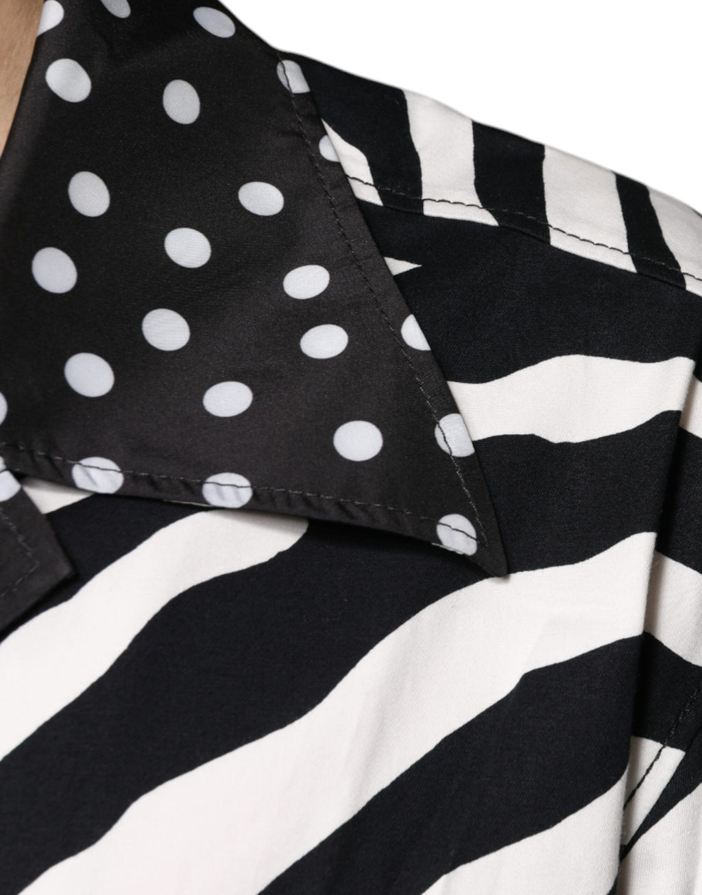 Chemise oversize en noir et blanc avec motif zèbre de Dolce & Gabbana, boutonnière, style décontracté et tendance.