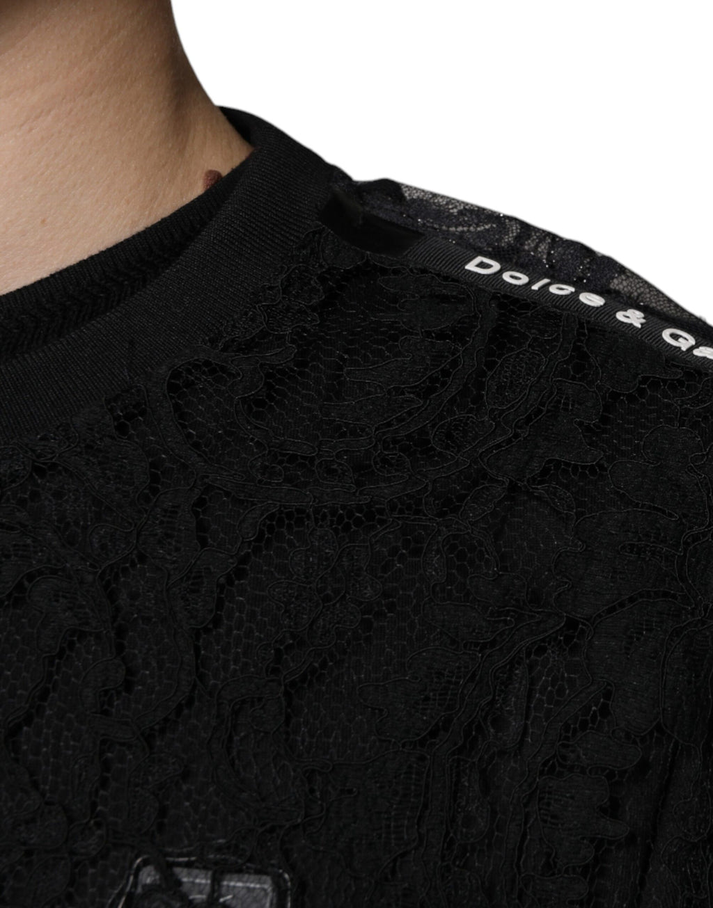T-shirt noir en nylon avec dentelle florale à col rond de Dolce & Gabbana, détails élégants et modernes visible sur l'image.