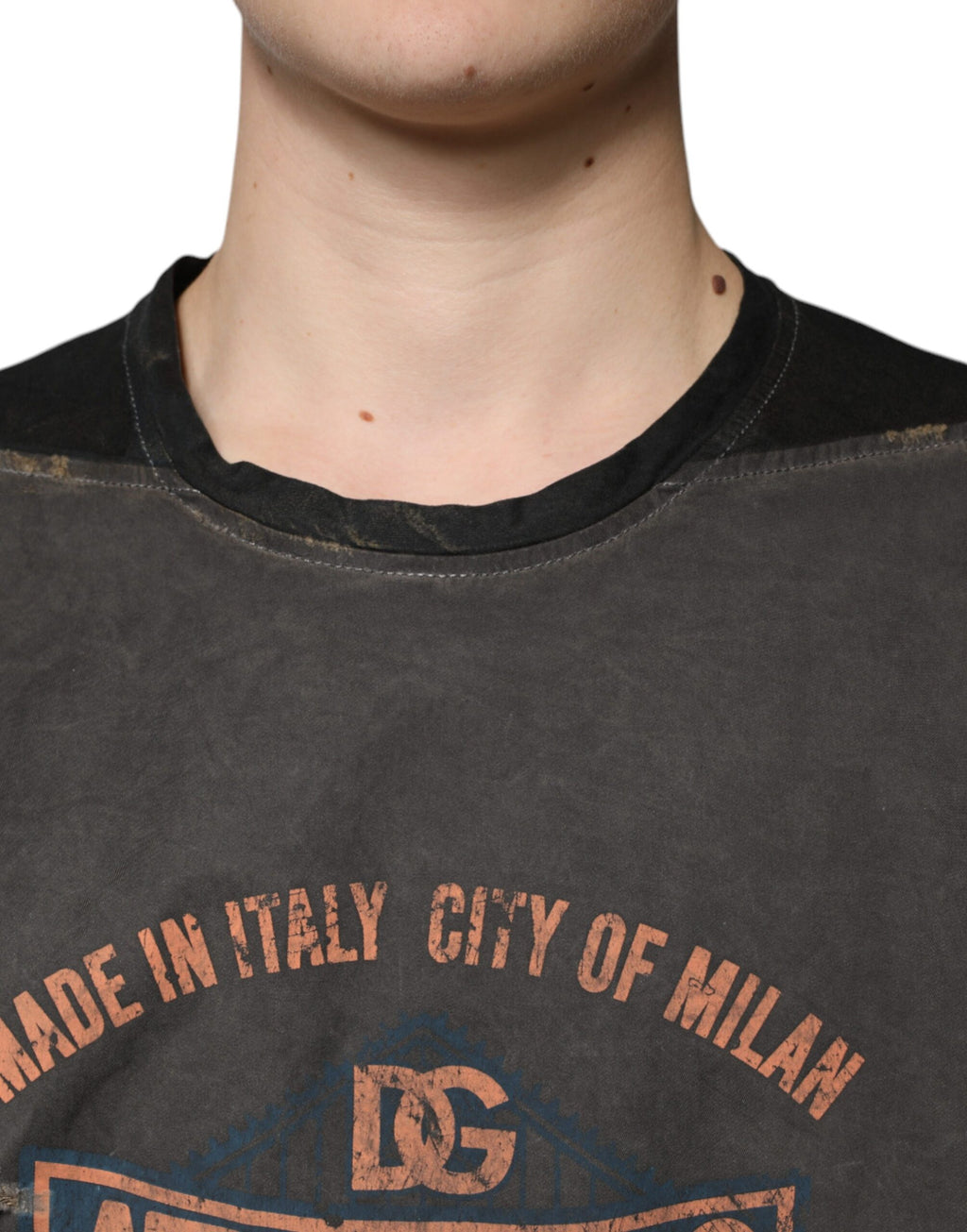 T-shirt en coton marron à motif graphique de Dolce & Gabbana, col rond, design moderne et élégant.