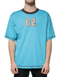 T-shirt à manches courtes Dolce & Gabbana bleu avec logo, col rond et design tendance, porté sur mannequin.