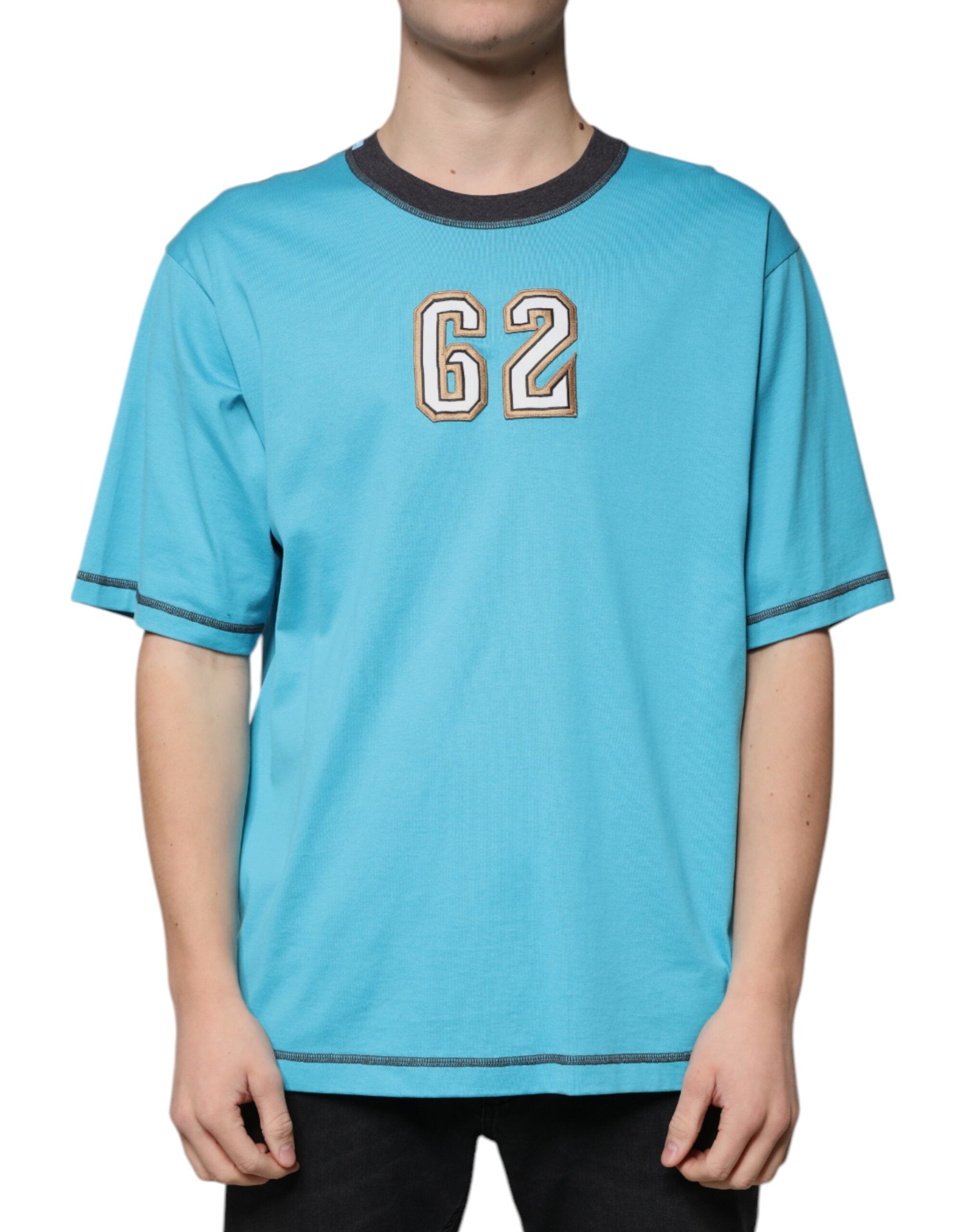 T-shirt à manches courtes Dolce & Gabbana bleu avec logo, col rond et design tendance, porté sur mannequin.