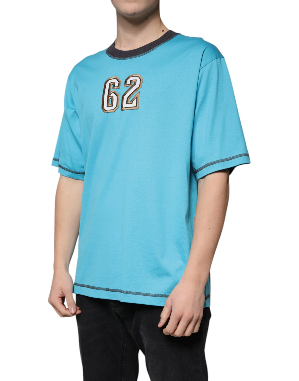 T-shirt à manches courtes Dolce & Gabbana bleu avec logo, col rond, tissu doux et mode élégante visible sur l'image.