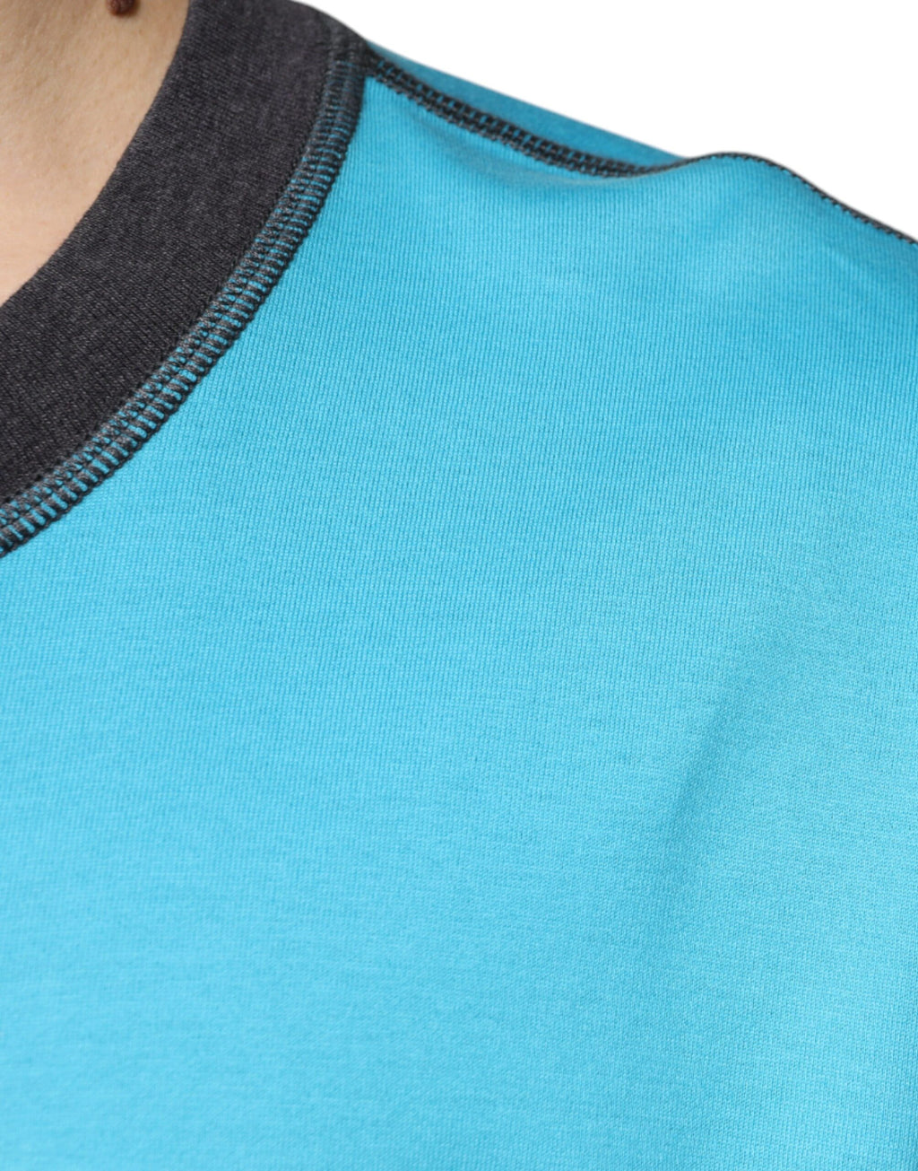 T-shirt à manches courtes Dolce & Gabbana bleu avec logo, col ras du cou, design élégant et moderne.