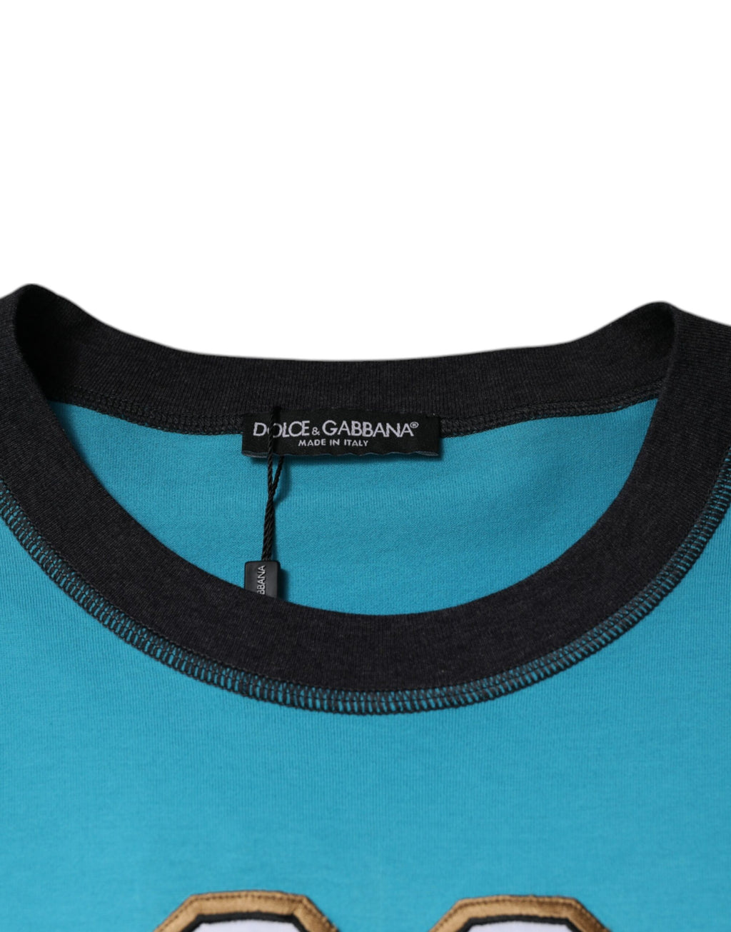 T-shirt Dolce & Gabbana à manches courtes et logo bleu, col rond, design élégant et décontracté.