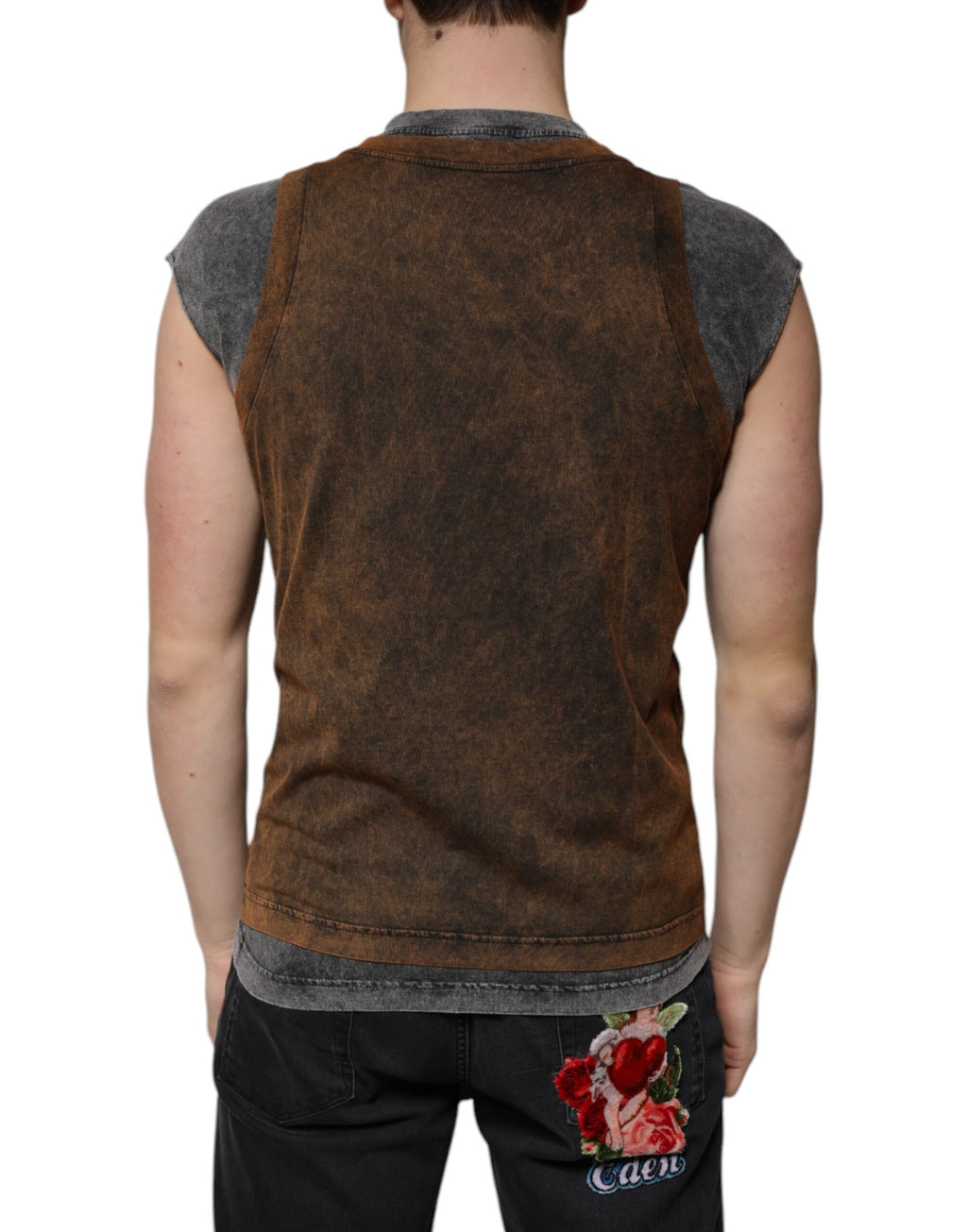 T-shirt sans manches en coton marron Dolce & Gabbana avec col rond, vue de face.