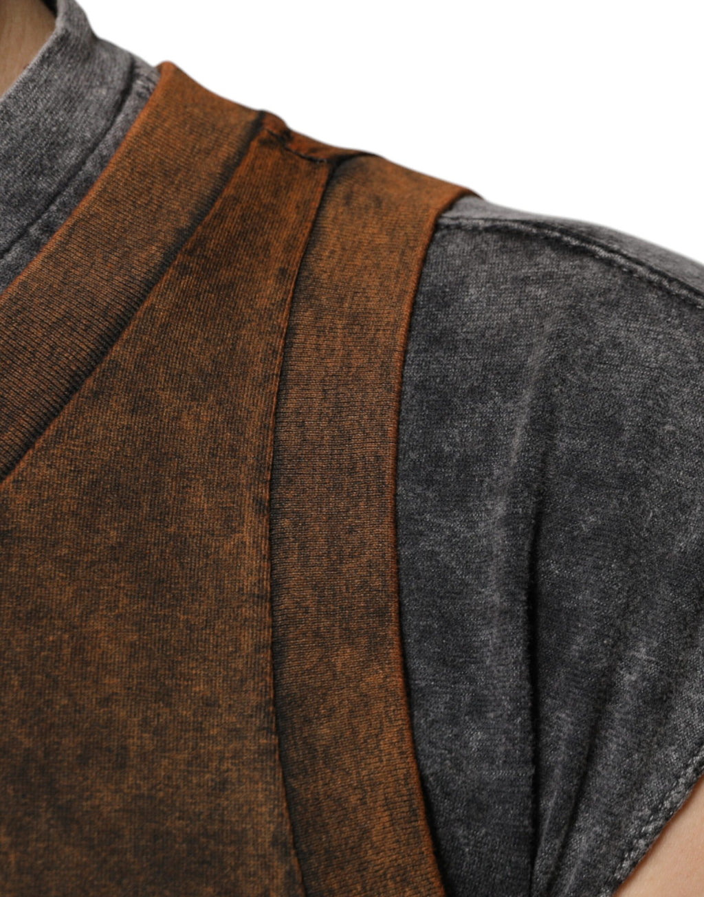 T-shirt sans manches en coton marron Dolce & Gabbana avec col rond, vue de face.
