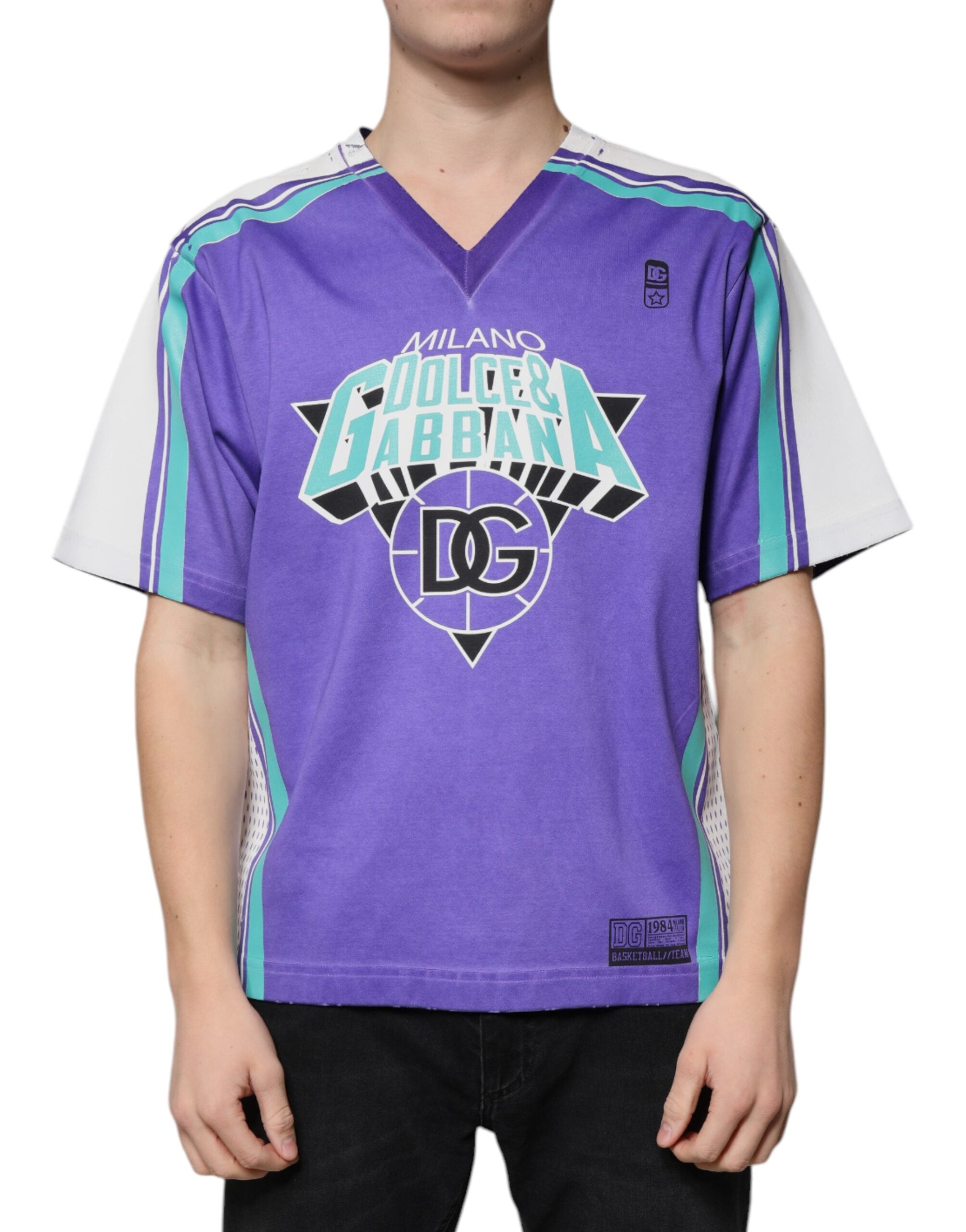 T-shirt en jersey de coton violet Dolce & Gabbana avec logo, col en V, porté sur un mannequin, look décontracté.