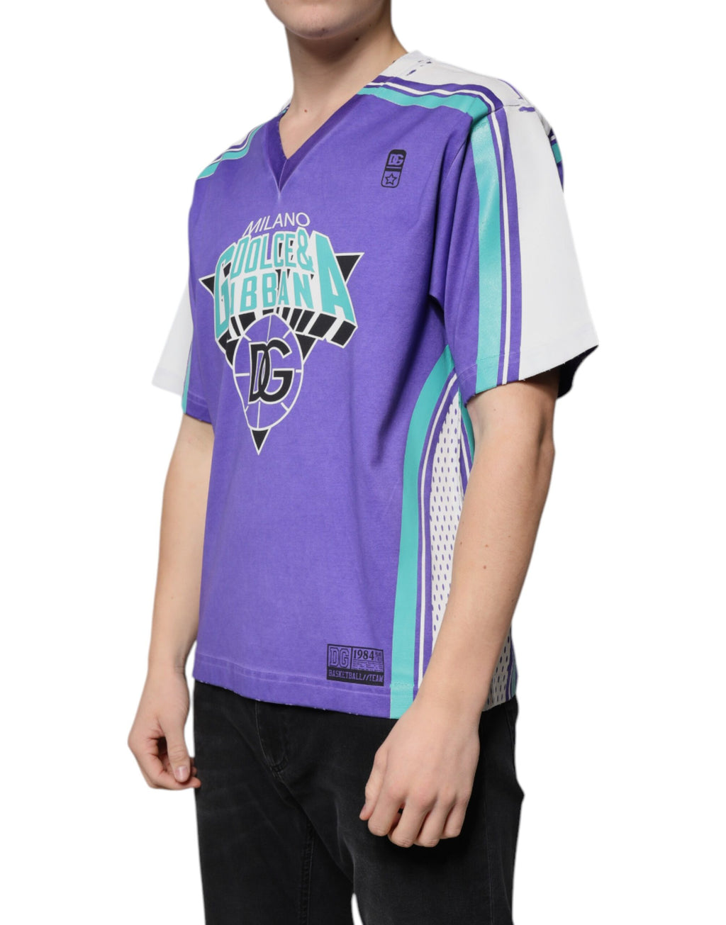 T-shirt en coton en jersey violet avec logo Dolce & Gabbana, col en V, mode élégante et décontractée.