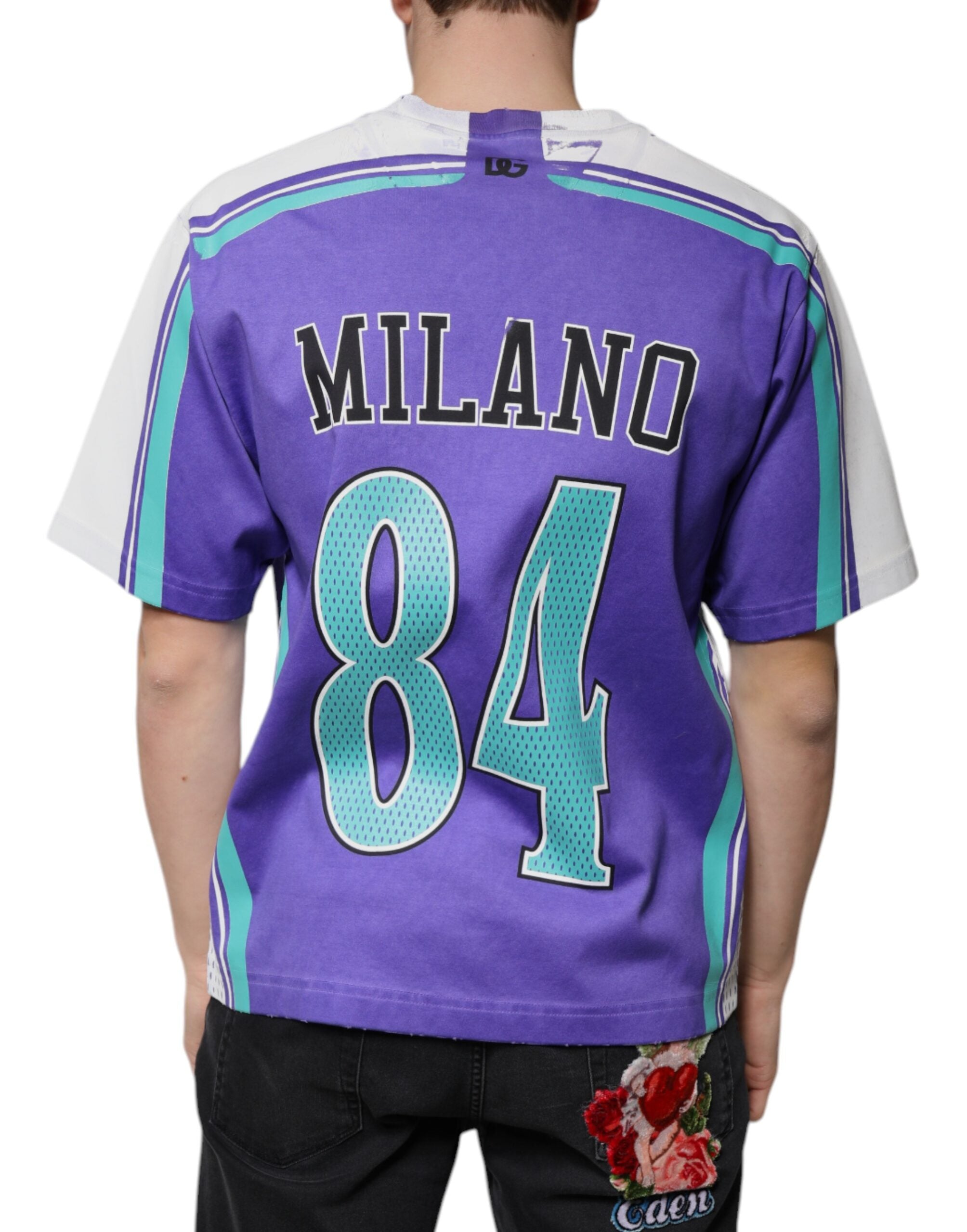 T-shirt en jersey de coton violet avec logo Dolce & Gabbana, col en V, style décontracté et moderne.