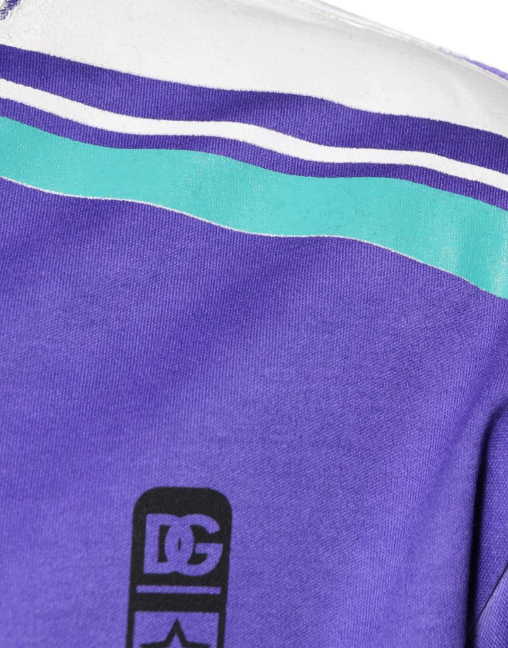 T-shirt en jersey de coton violet avec logo Dolce & Gabbana, col en V, mode décontractée et élégante.