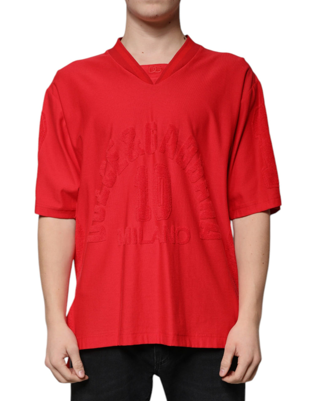 T-shirt rouge en coton à col en V à manches courtes de Dolce & Gabbana, vue de face.