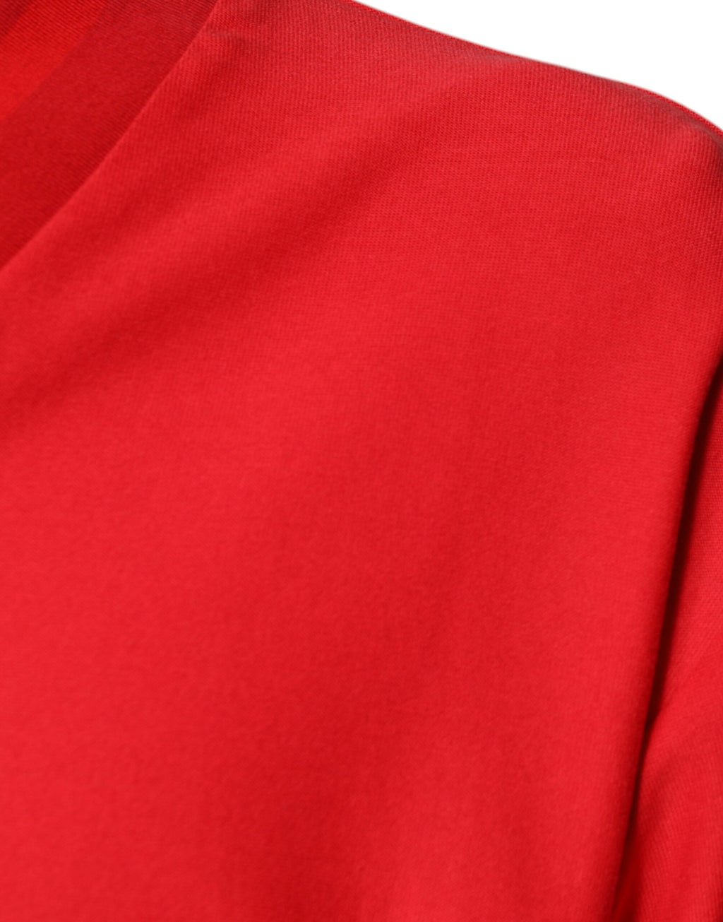 T-shirt rouge en coton à col en V à manches courtes de Dolce & Gabbana, vue de face.