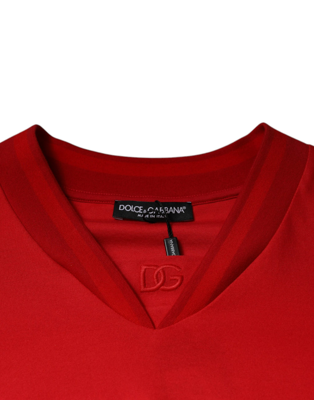 T-shirt rouge en coton à col en V à manches courtes de Dolce & Gabbana, vue de face.