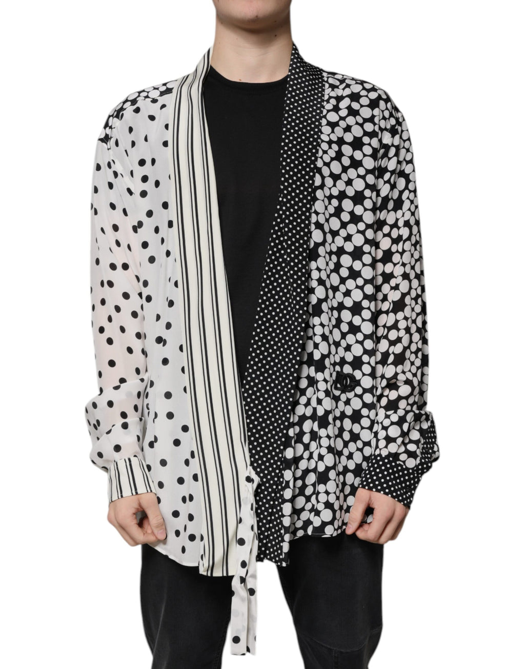 Chemise homme en soie Dolce & Gabbana à pois noirs et blancs, casual, avec col classique et manches longues.