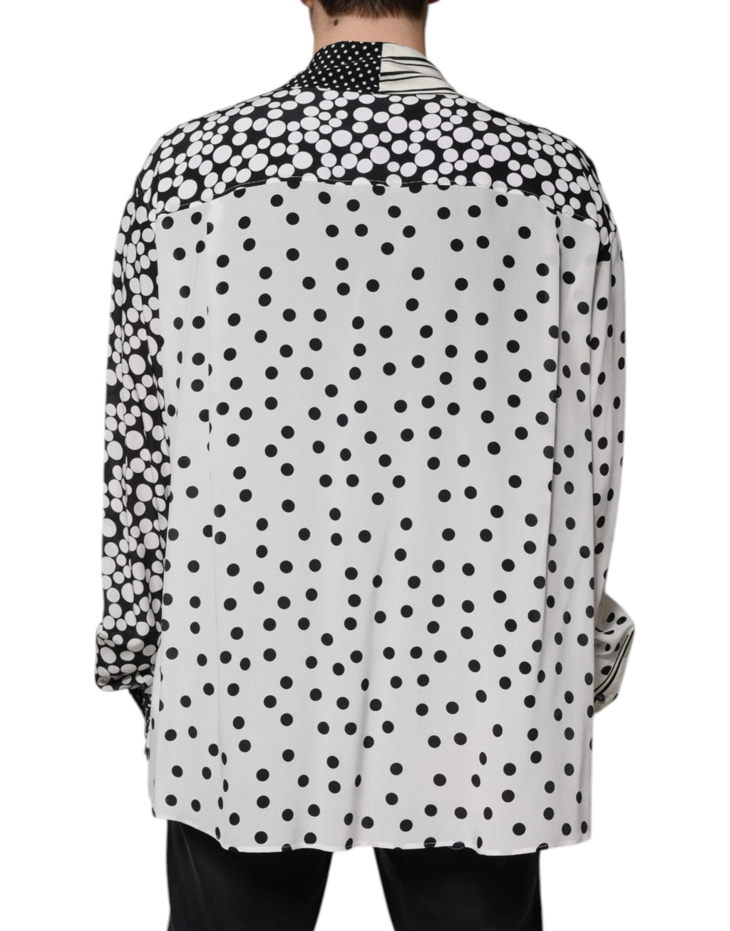 Chemise homme en soie Dolce & Gabbana à pois noirs et blancs, style décontracté avec col classique et manches longues.
