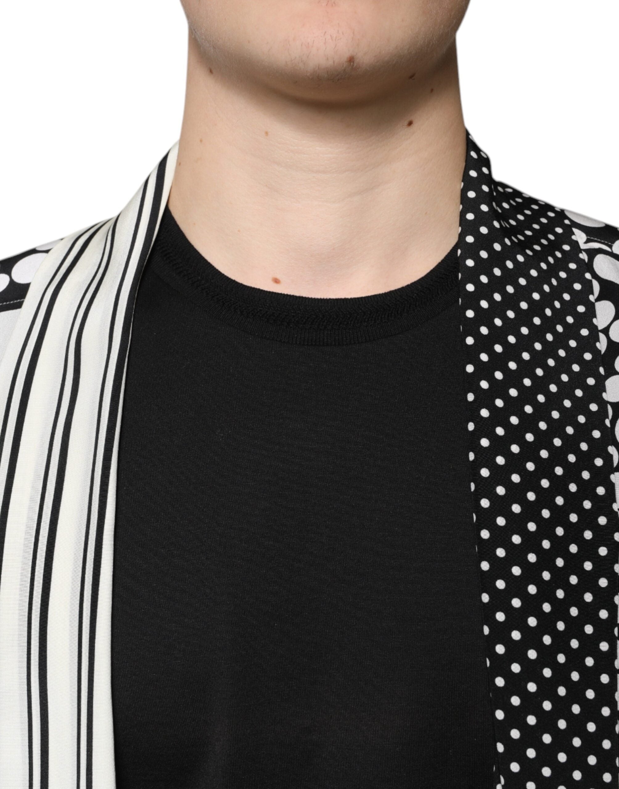 Chemise homme en soie noire et blanche à pois Dolce & Gabbana, style décontracté avec col classique et manches longues.