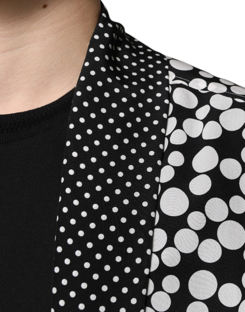 Chemise homme Dolce & Gabbana en soie à pois noirs et blancs, style décontracté, visible avec col et manches longues.