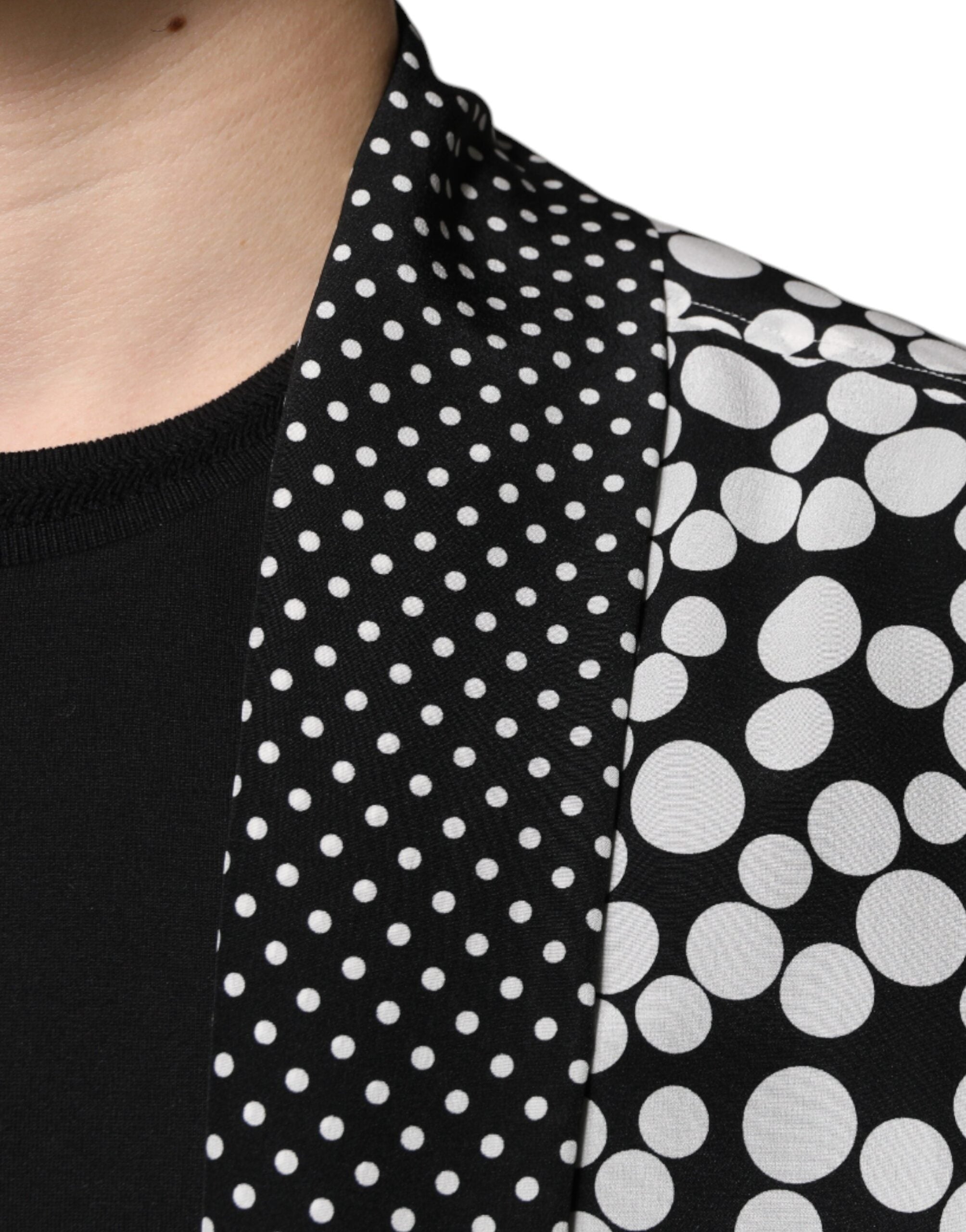 Chemise homme Dolce & Gabbana en soie à pois noirs et blancs, style décontracté, visible avec col et manches longues.