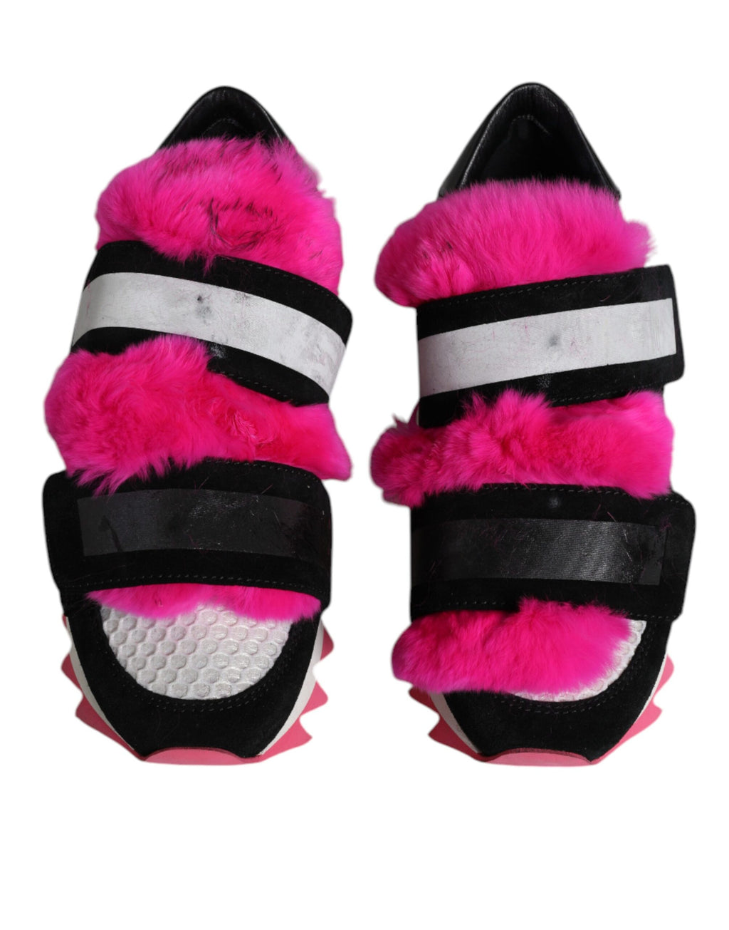Chaussures sneakers Dolce & Gabbana noires et roses avec ornements en fourrure, style élégant et tendance.