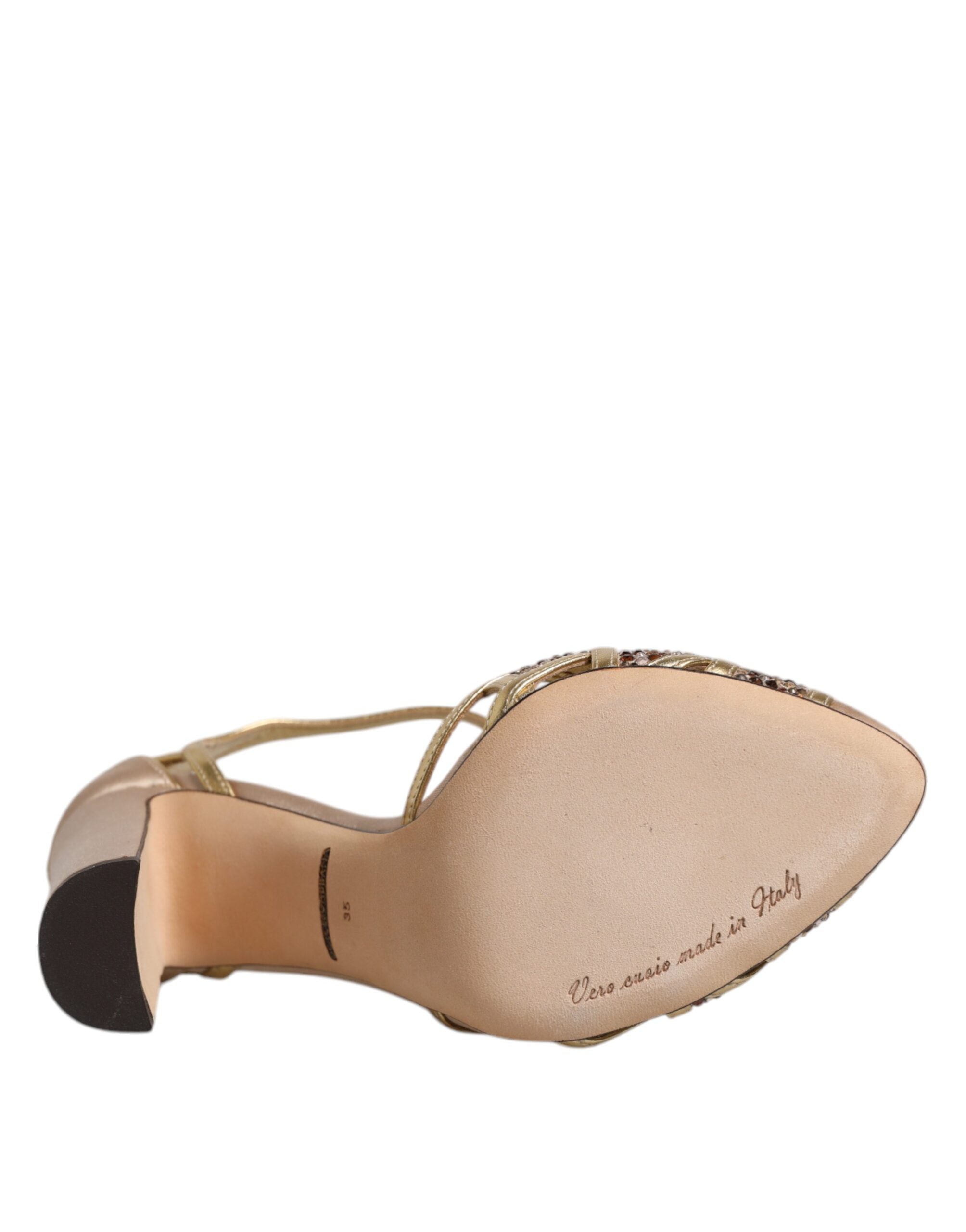 Escarpins en satin beige de Dolce & Gabbana avec embellissements en cristal et détails en cuir, élégants et sophistiqués.