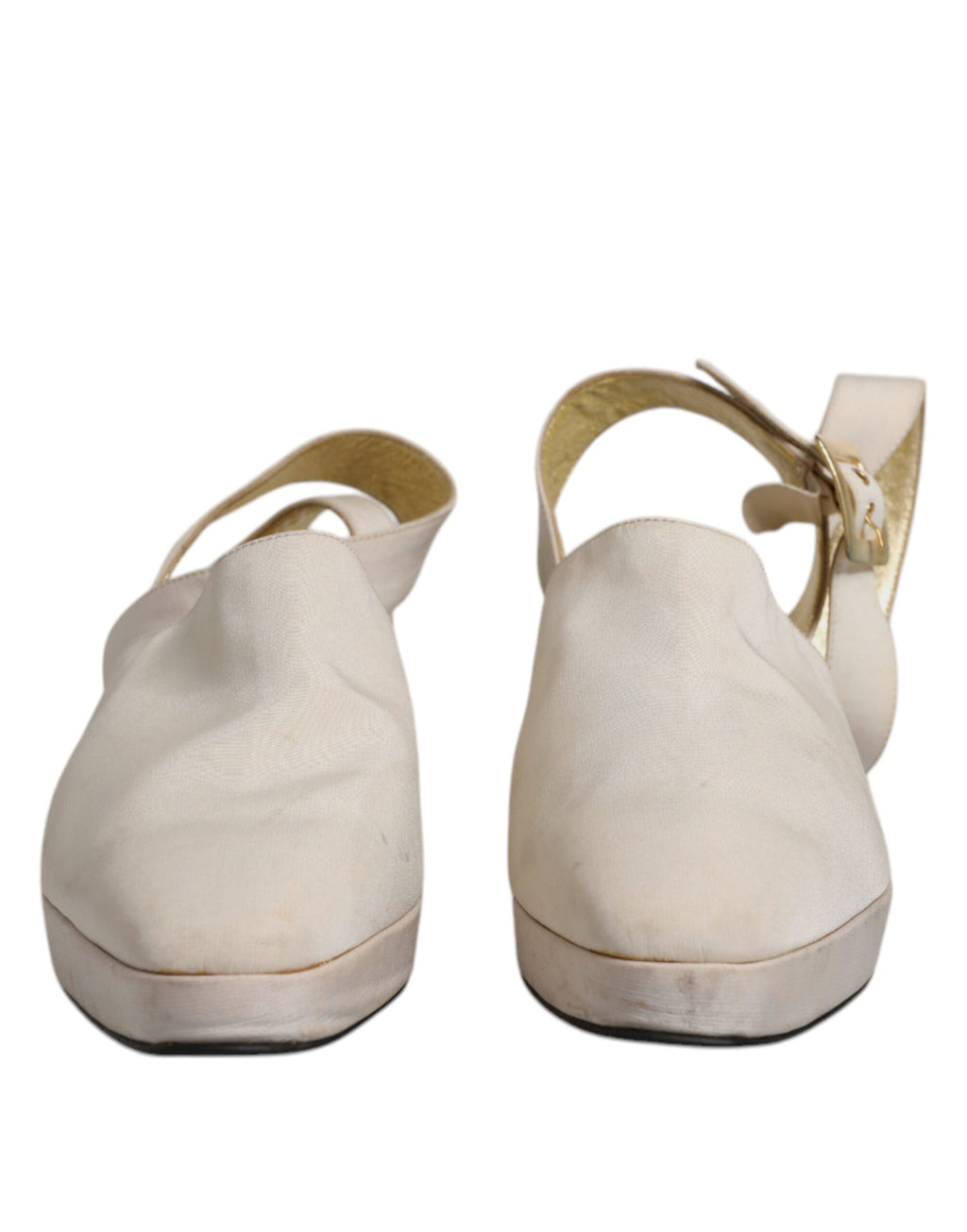 Sandales à talons Dolce & Gabbana en blanc cassé avec bride arrière et semelle en block, visibles en gros plan.