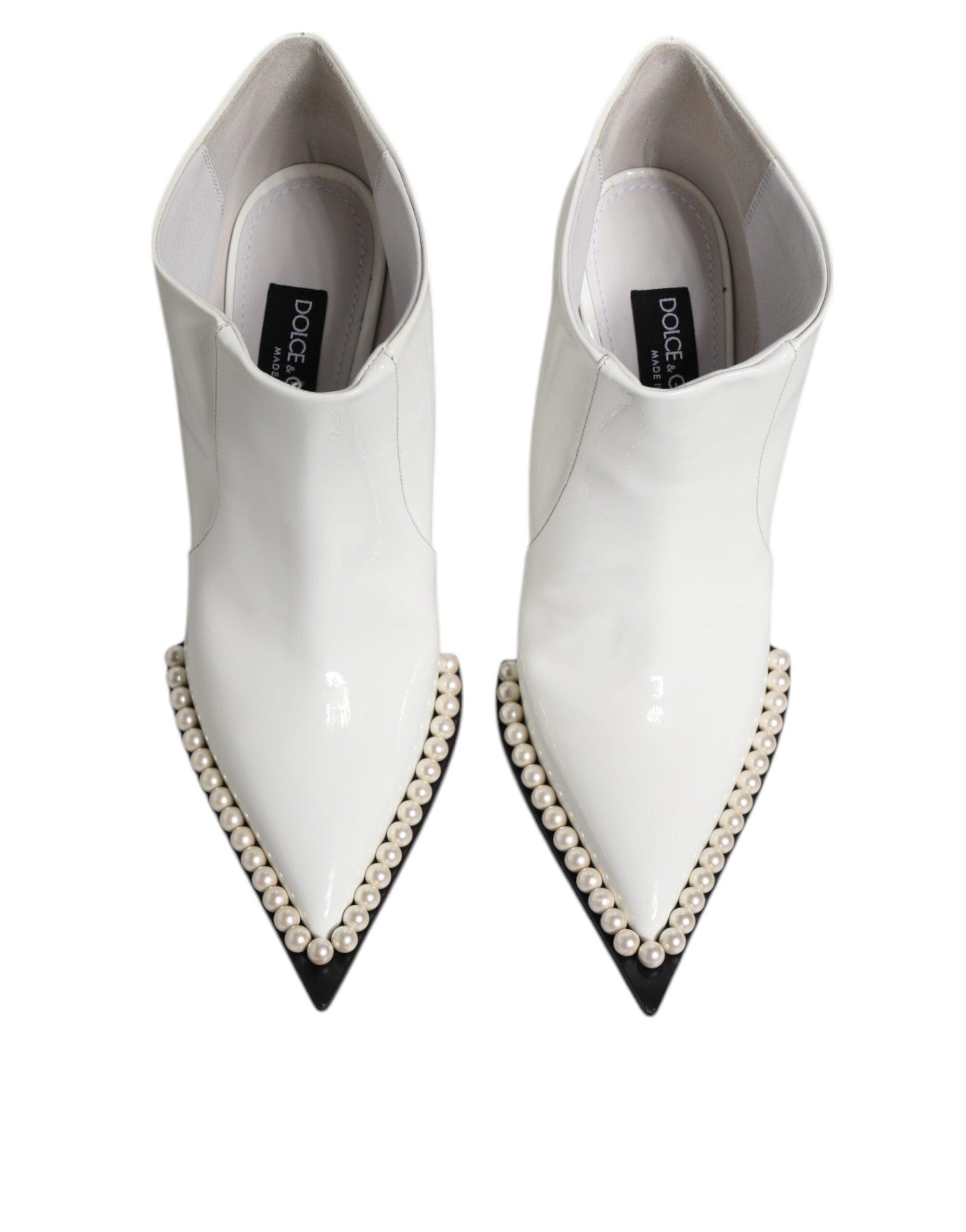 Bottes à talon pointu Dolce & Gabbana en cuir blanc avec perlés faux, ankle boot élégante et raffinée.