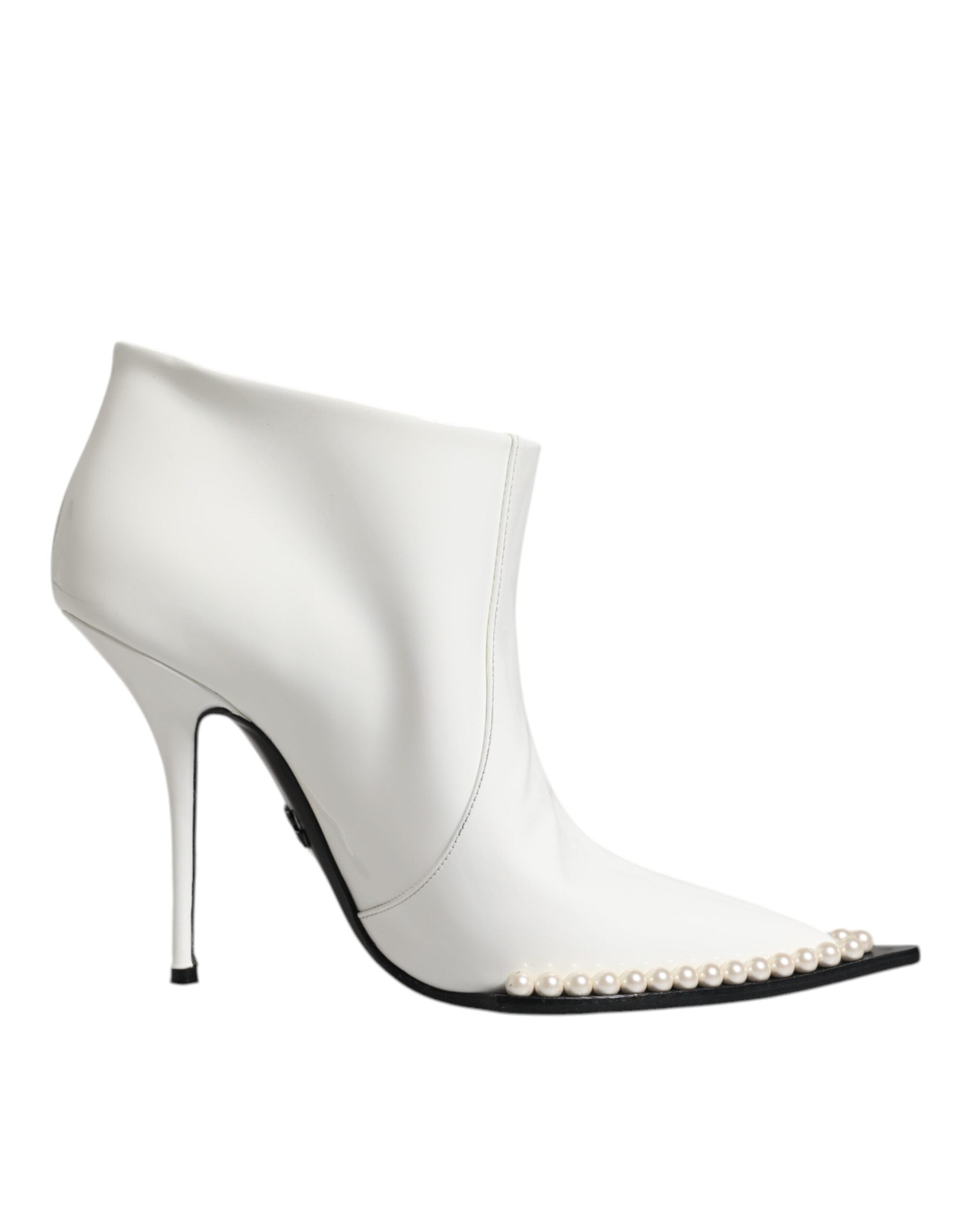 Bottines en cuir blanc à talon pointu Dolce & Gabbana avec perles faux et finition élégante.