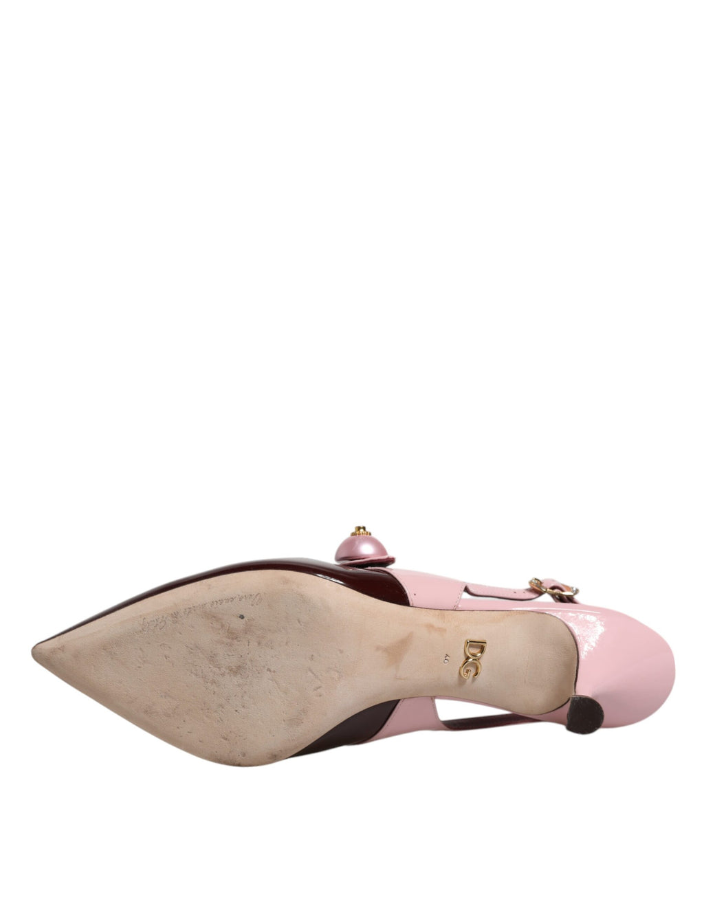 Chaussures Dolce & Gabbana en cuir rose et bordeaux, talons kitten, sandales slingbacks élégantes visibles sur l'image.