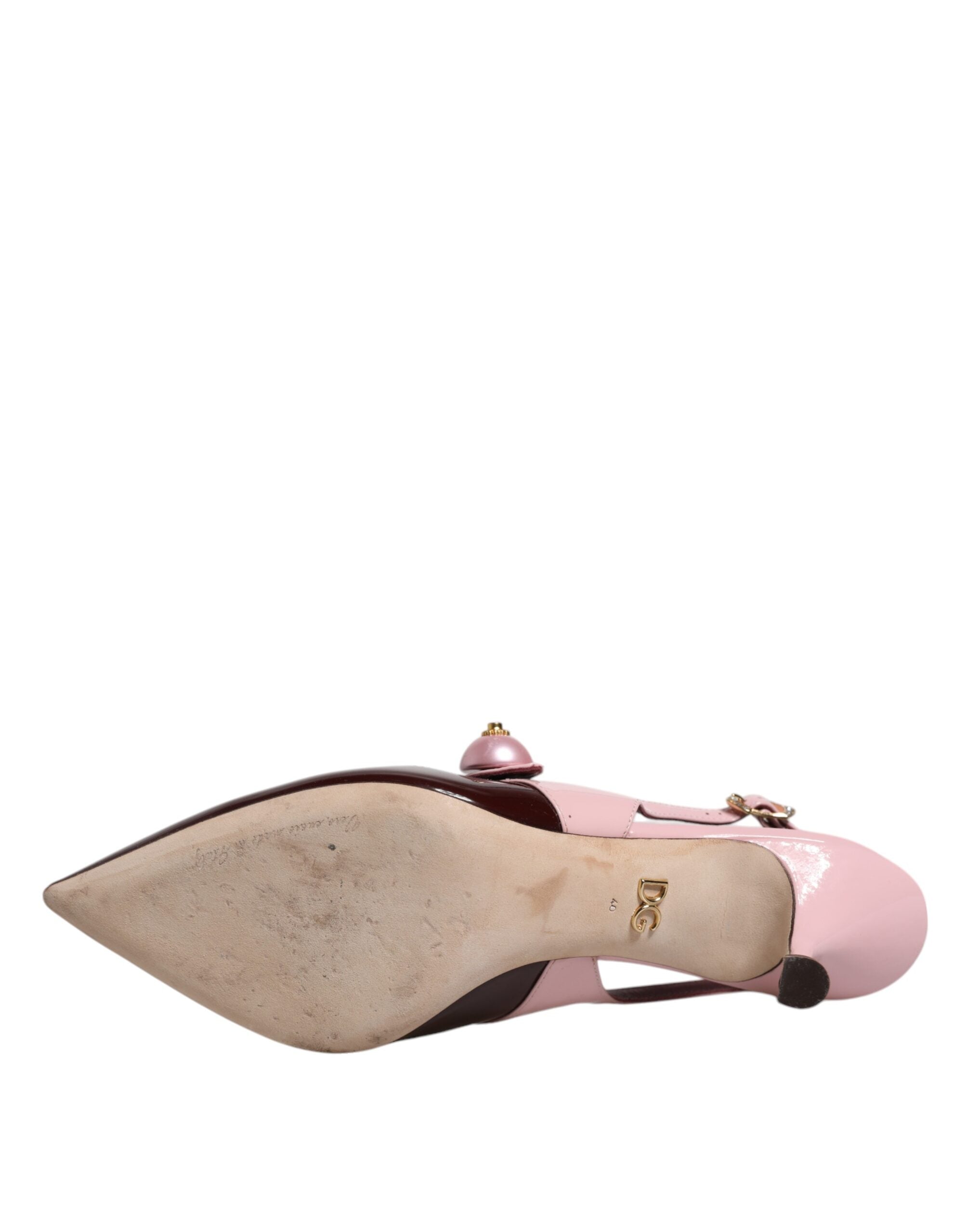 Chaussures Dolce & Gabbana en cuir rose et bordeaux, talons kitten, sandales slingbacks élégantes visibles sur l'image.