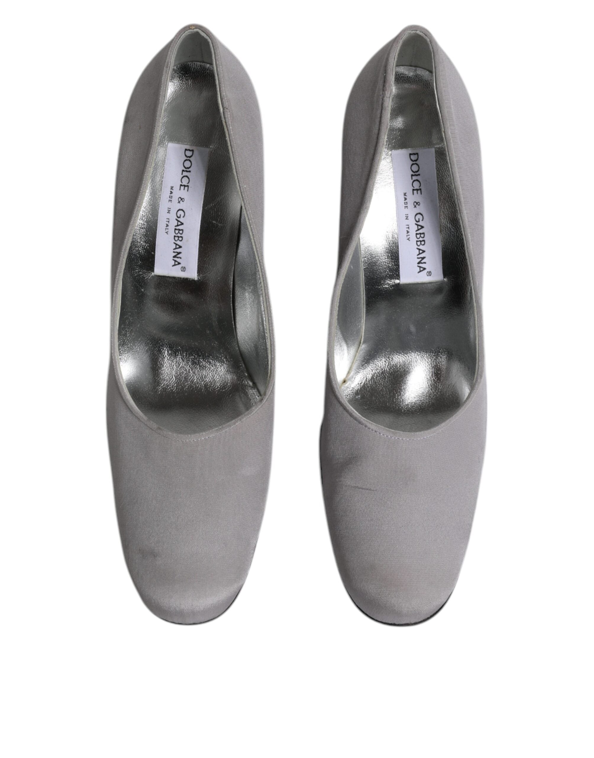 Chaussures à talons hauts en daim gris Dolce & Gabbana, élégantes et sophistiquées, vues de face avec détails de la semelle.