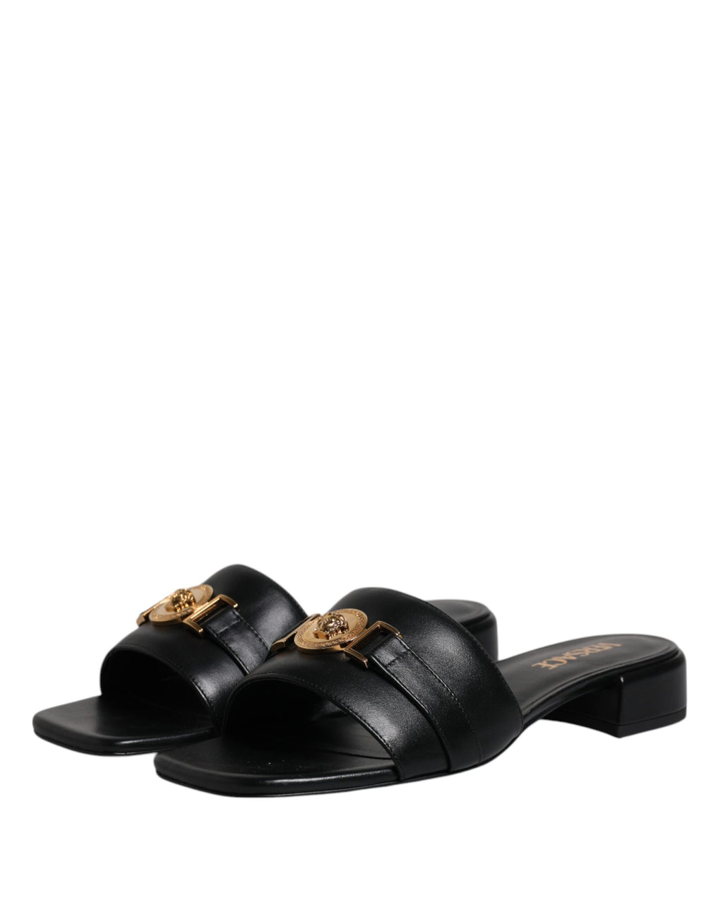 Sandales plates noires Versace en cuir avec plaque logo, slip-on, chaussures confortables élégantes pour homme.