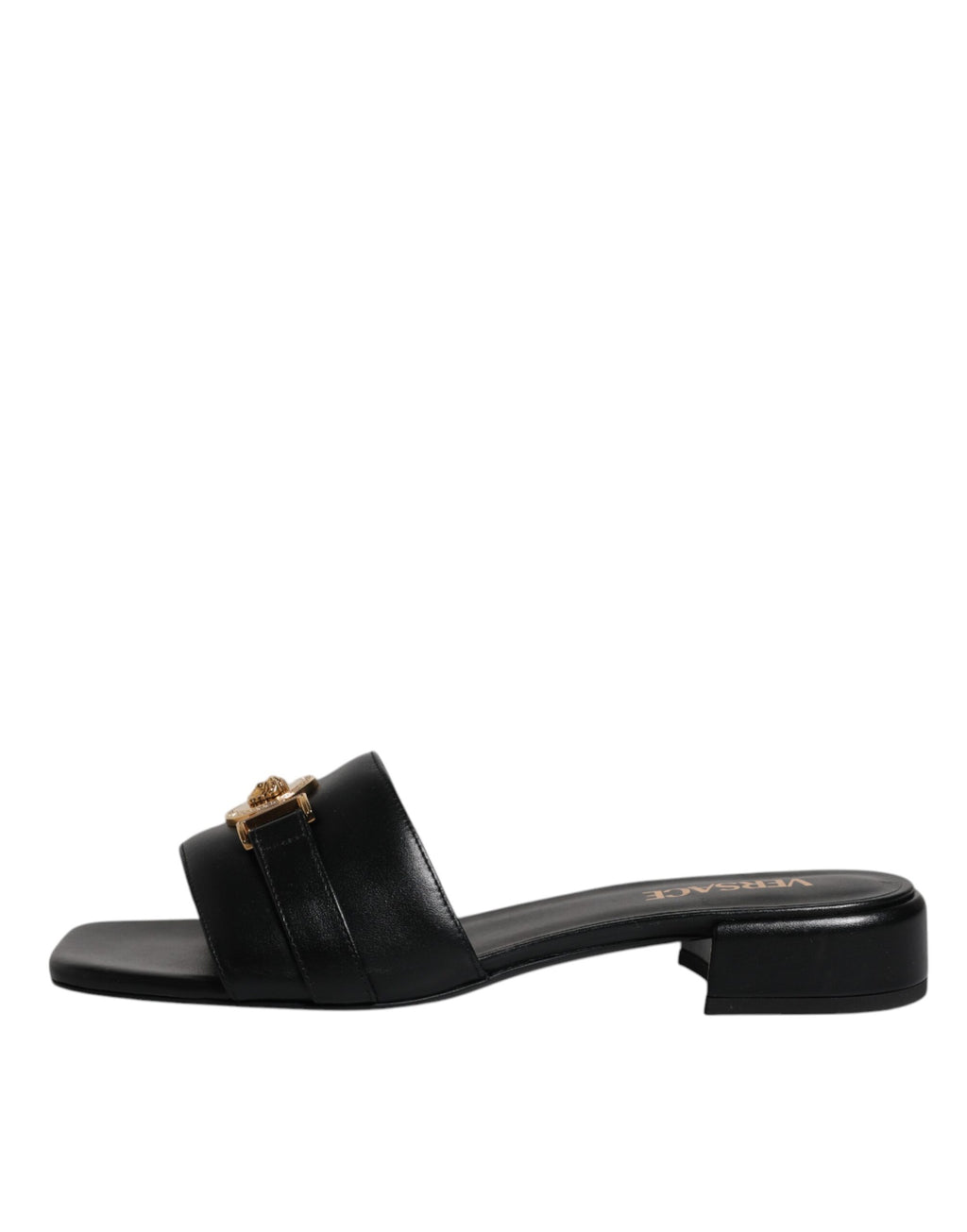 Chaussures plates slip-on Versace en cuir noir avec plaque logo, chaussures confortables et élégantes pour hommes.