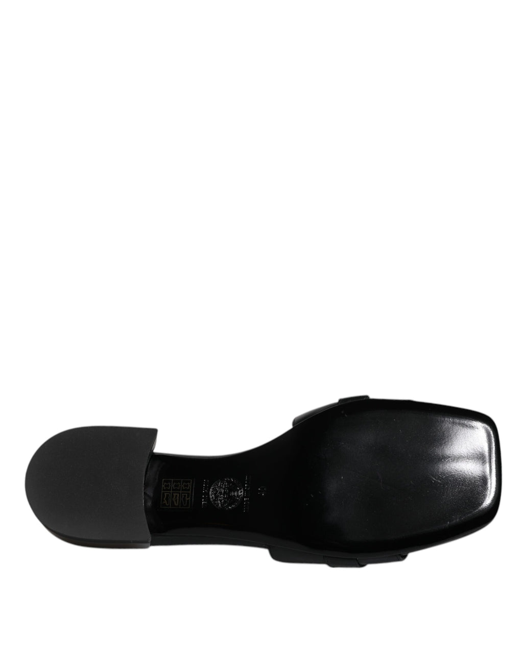 Chaussures plates slip-on Versace en cuir noir avec plaque logo élégante, confort et style pour un look sophistiqué.