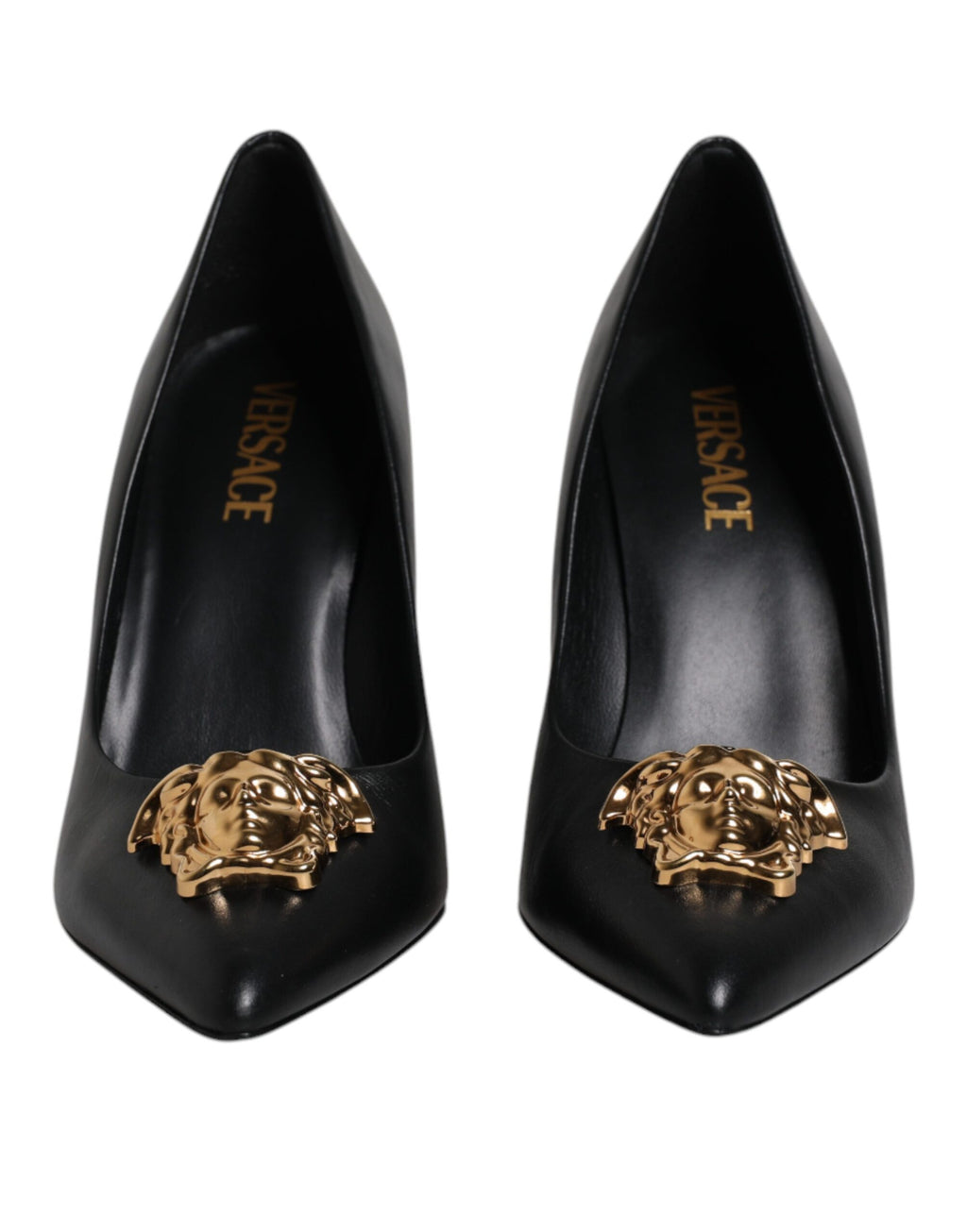 Chaussures à talons hauts Versace en cuir noir avec plaque logo, élégantes et sophistiquées pour femmes.