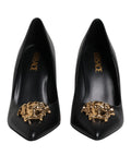 Chaussures à talons hauts Versace en cuir noir avec plaque logo, élégantes et sophistiquées pour femmes.
