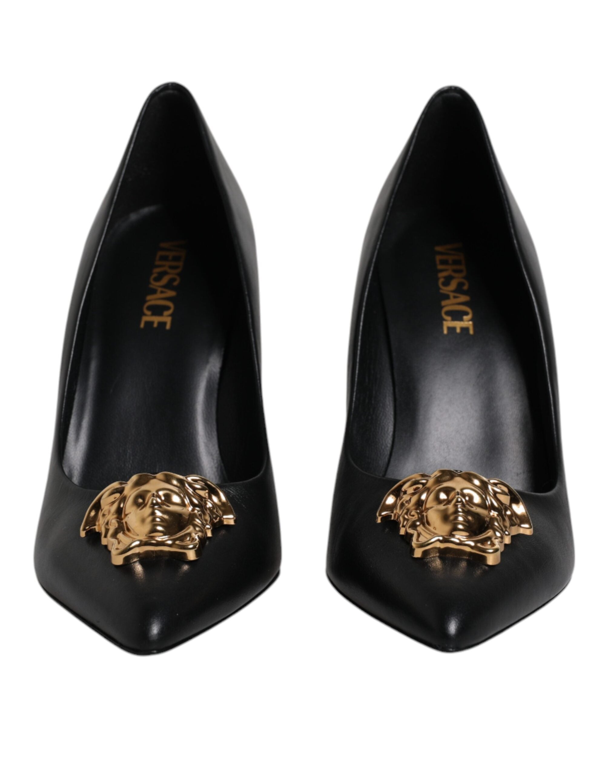 Chaussures à talons hauts Versace en cuir noir avec plaque logo, élégantes et sophistiquées pour femmes.