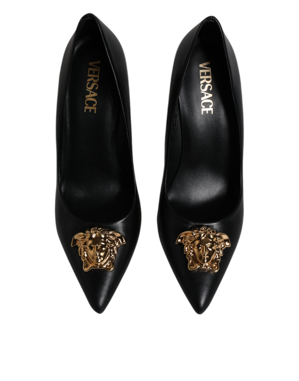 Escarpins noirs en cuir Versace avec plaque logo emblématique, talons hauts et design élégant pour femmes.