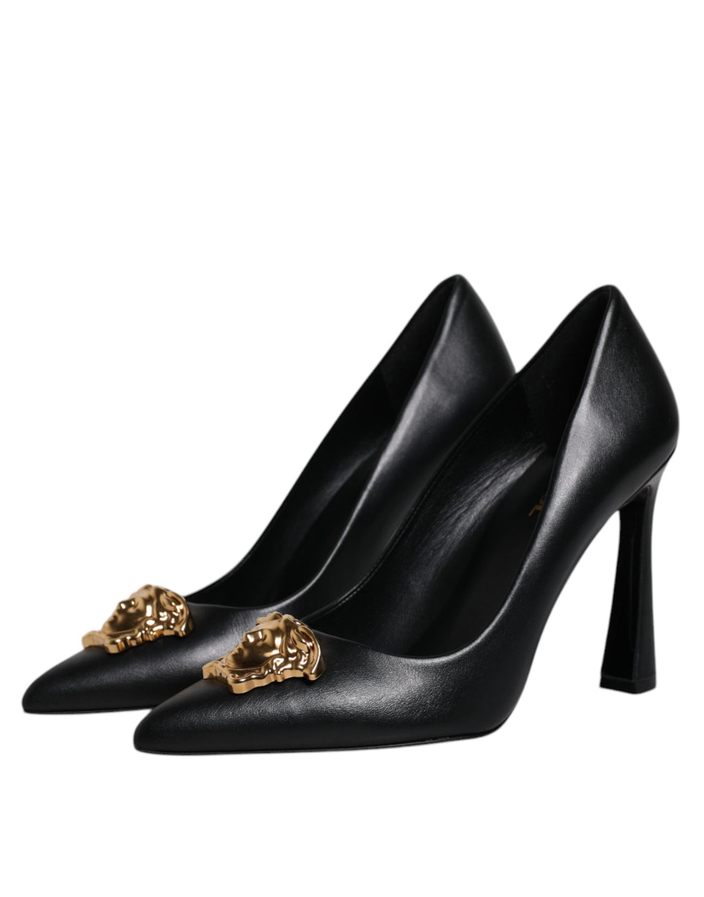 Chaussures à talons hauts Versace en cuir noir avec plaque logo, élégantes et sophistiquées.