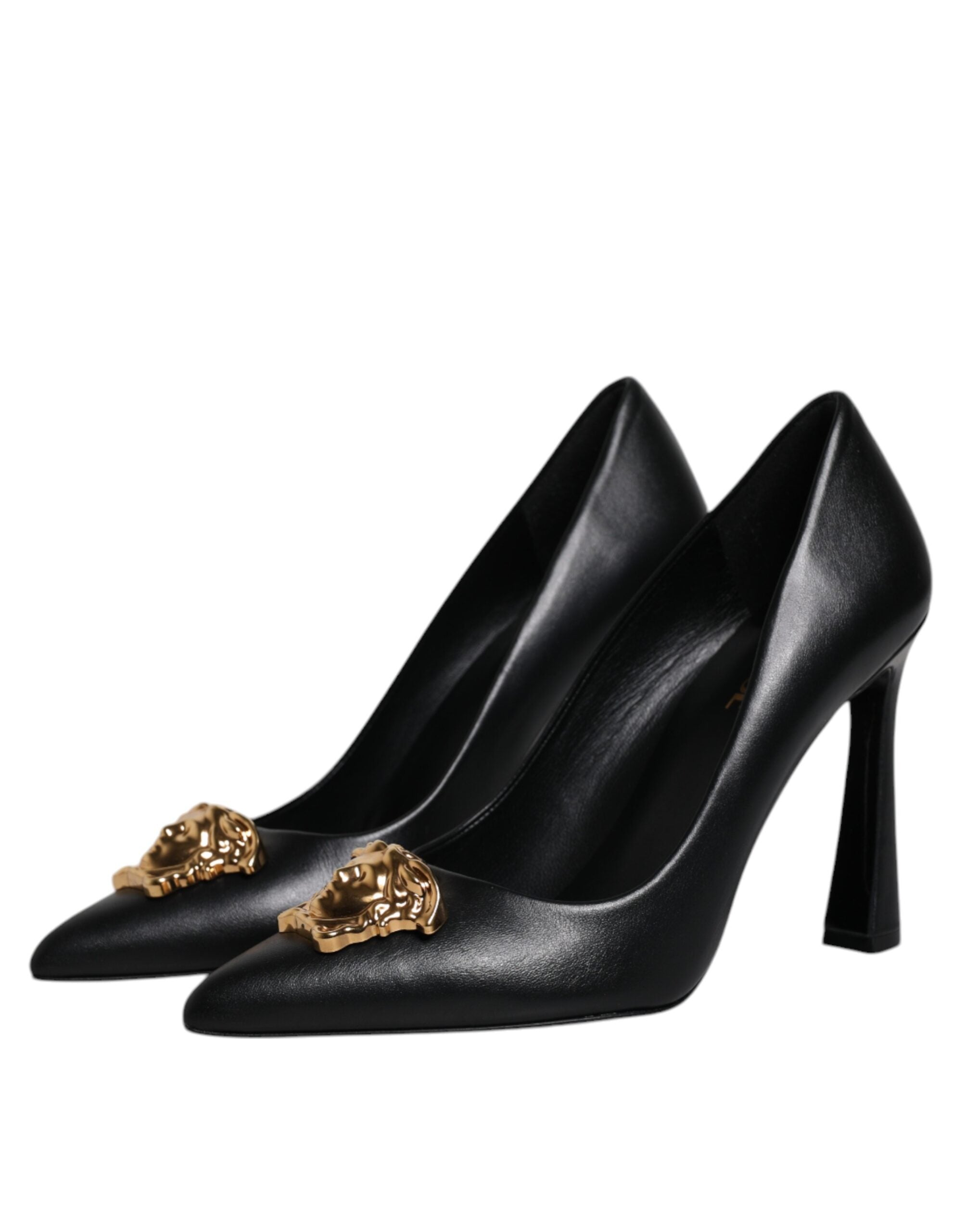Chaussures à talons hauts Versace en cuir noir avec plaque logo, élégantes et sophistiquées.