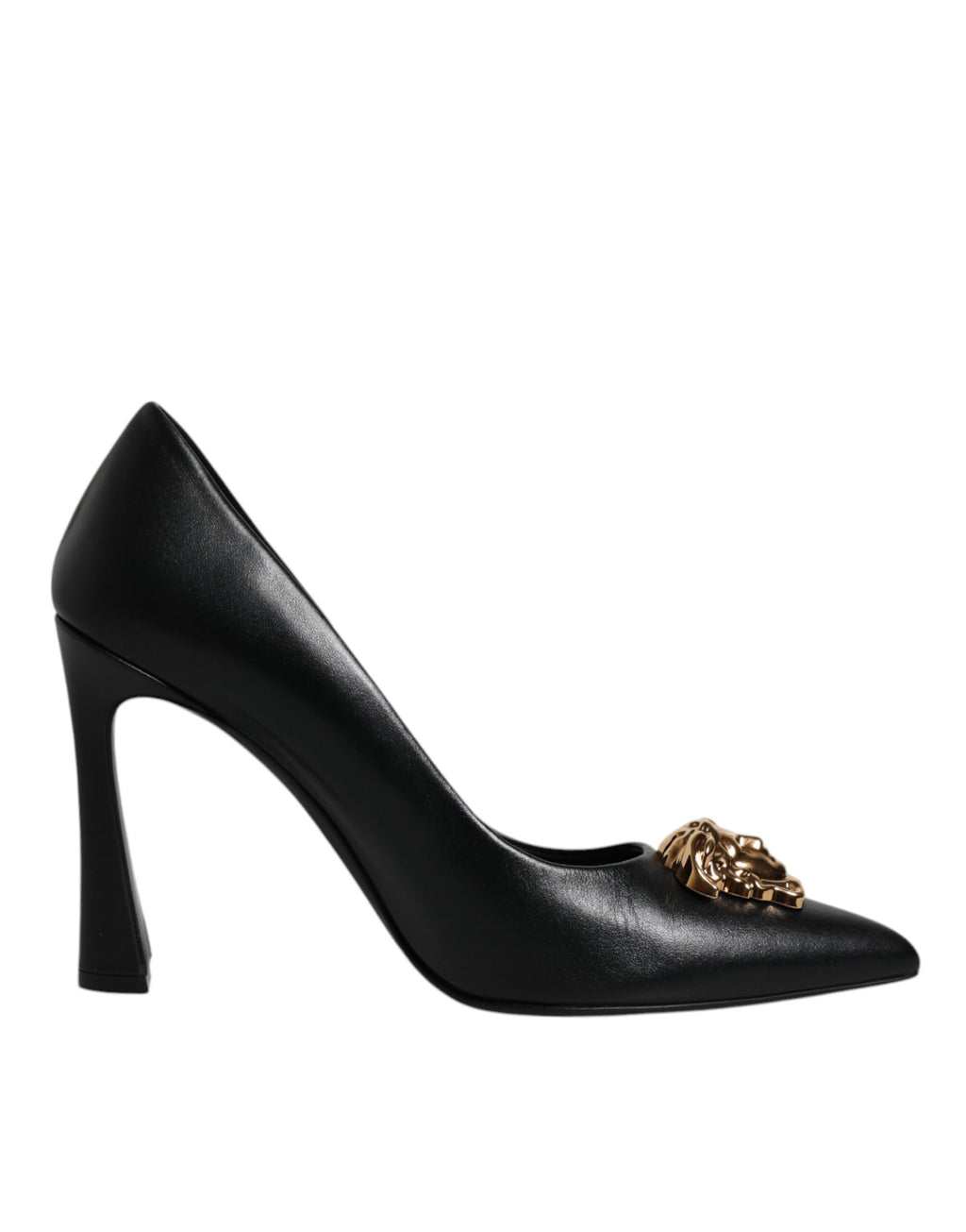 Escarpins noirs en cuir de luxe Versace avec plaque logo en relief, talons hauts élégants et design sophistiqué.