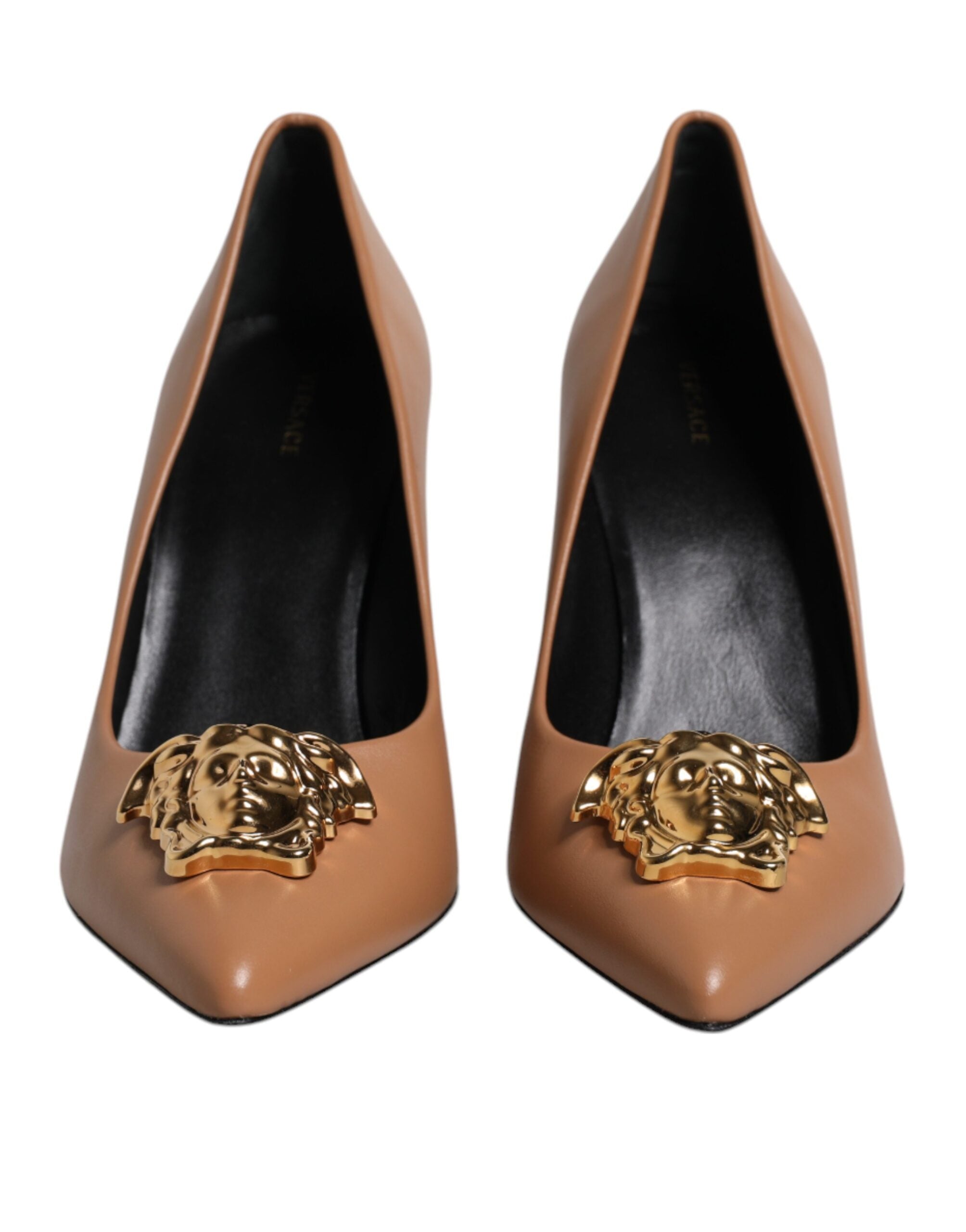 Chaussures à talons haut versace en cuir marron avec plaque logo, élégantes et sophistiquées pour femmes.