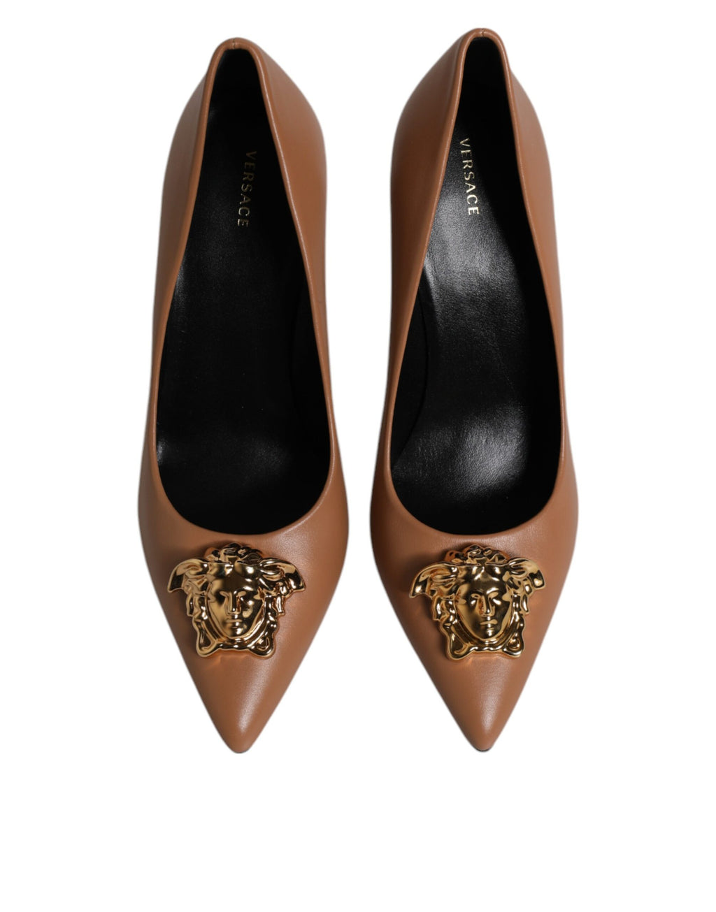 Chaussures à talons Versace en cuir marron avec plaque logo, élégantes et sophistiquées pour femmes.