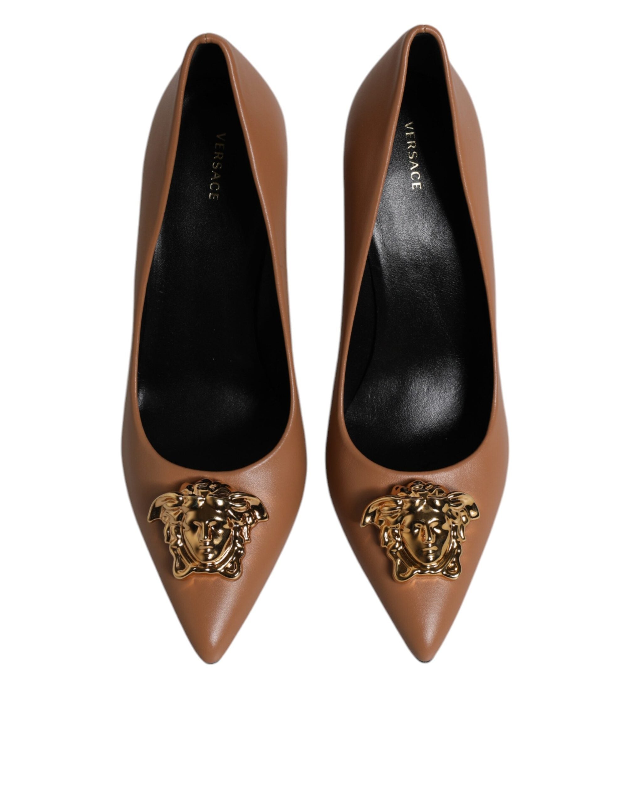 Chaussures à talons Versace en cuir marron avec plaque logo, élégantes et sophistiquées pour femmes.