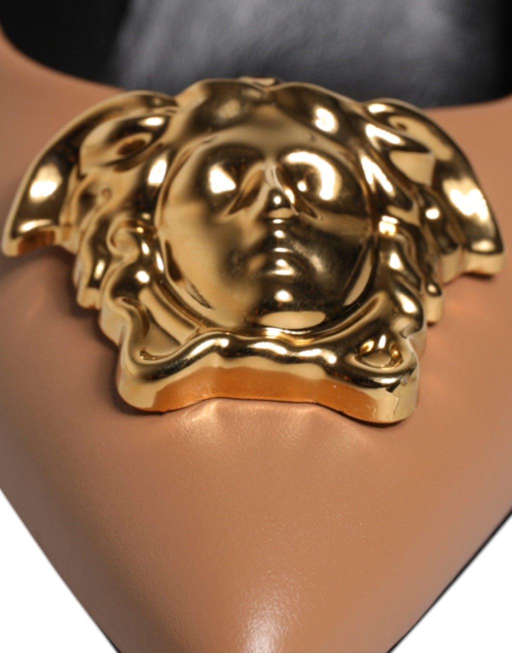 Escarpins à talons hauts en cuir marron avec plaque logo Versace, chaussures élégantes pour femme.