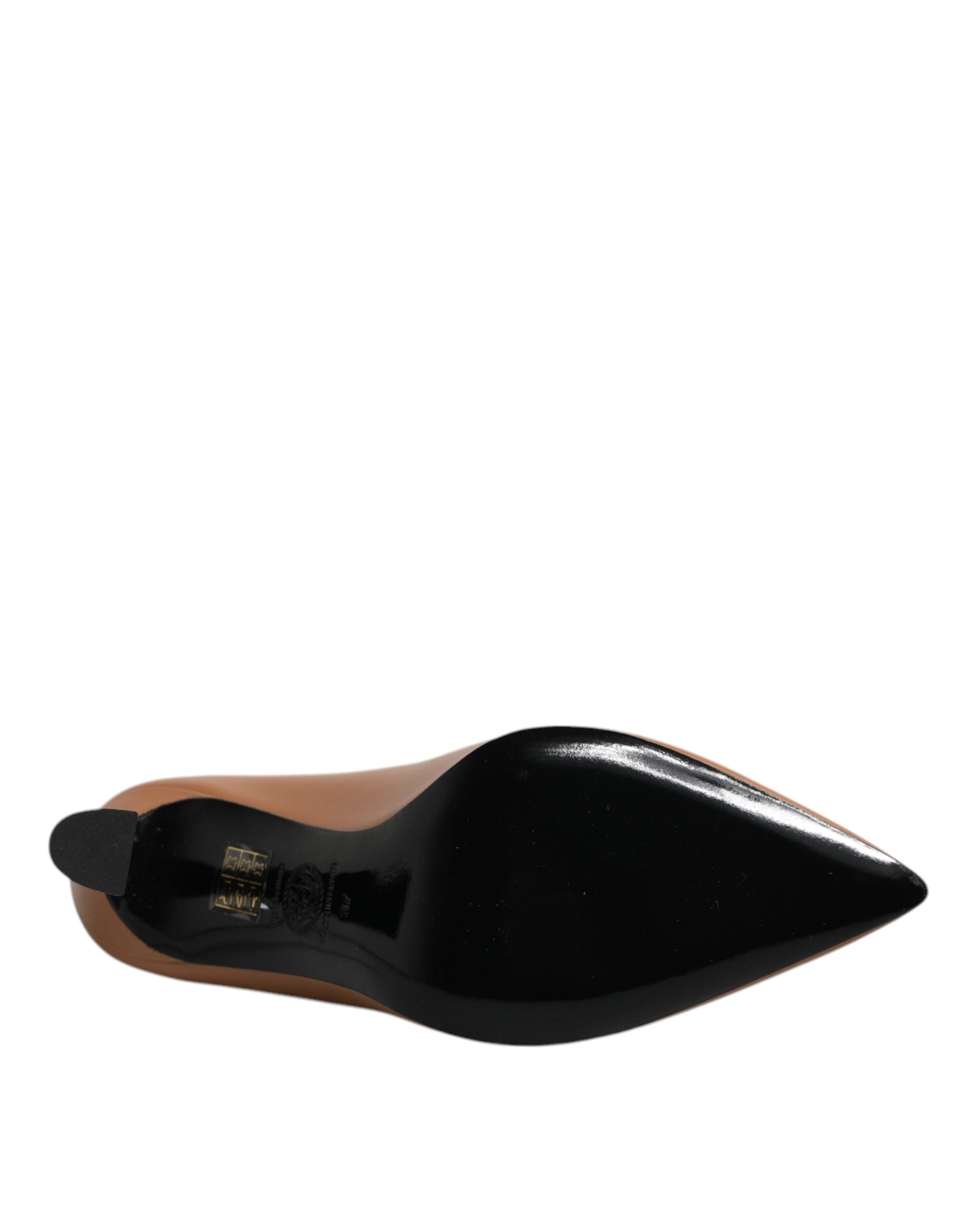Escarpins en cuir marron Versace avec plaque logo, talons hauts élégants et design sophistiqué.