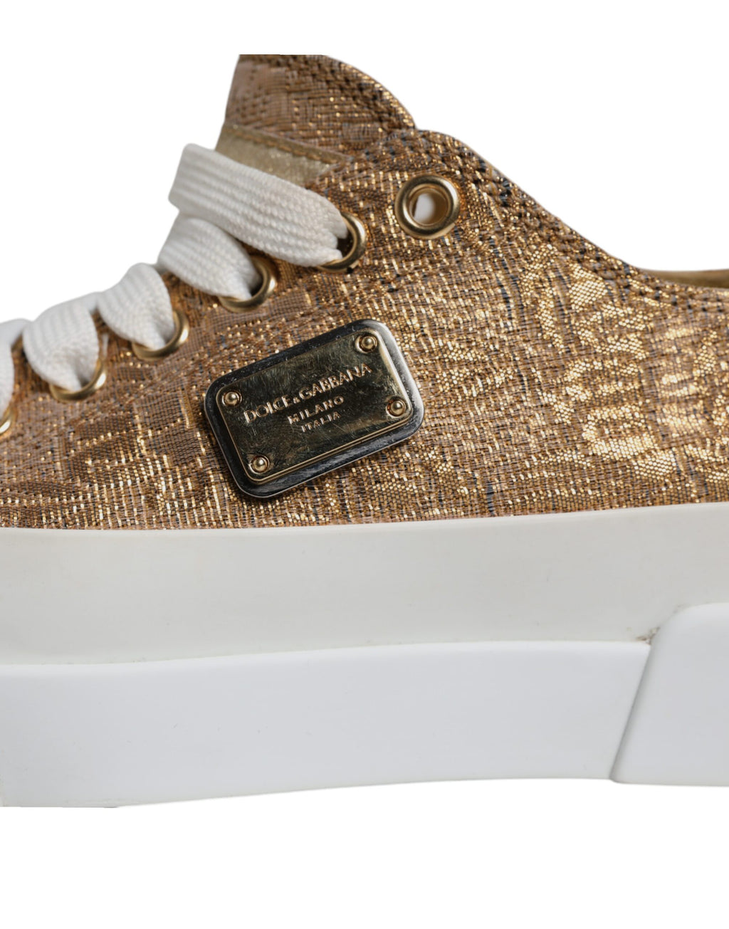 Chaussures basses Dolce & Gabbana en or et blanc avec logo, sneakers élégants pour homme ou femme.