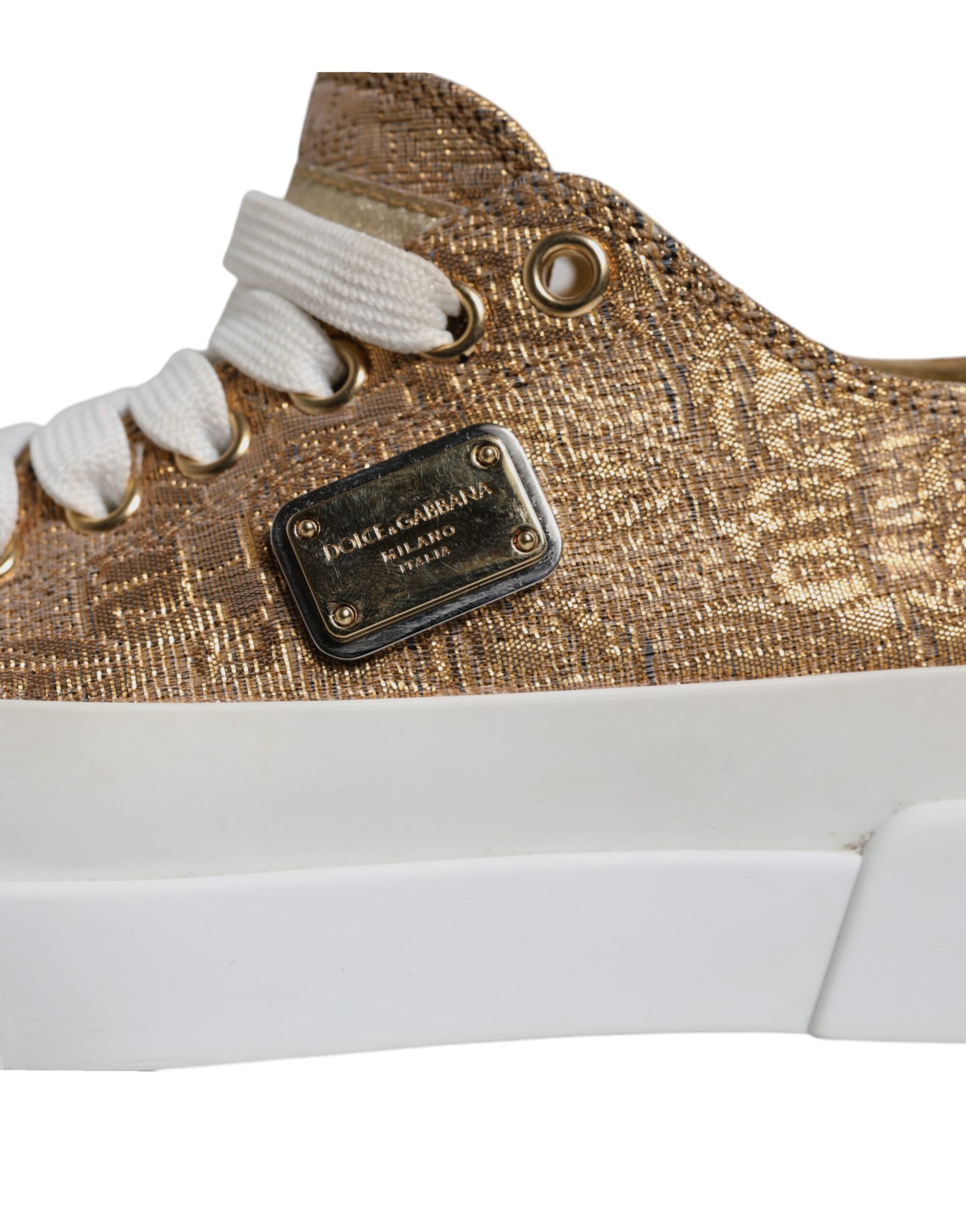 Chaussures basses Dolce & Gabbana en or et blanc avec logo, sneakers élégants pour homme ou femme.