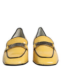 Mocassins Dolce & Gabbana en cuir jaune avec plaque logo, chaussures slip-on élégantes et confortables.